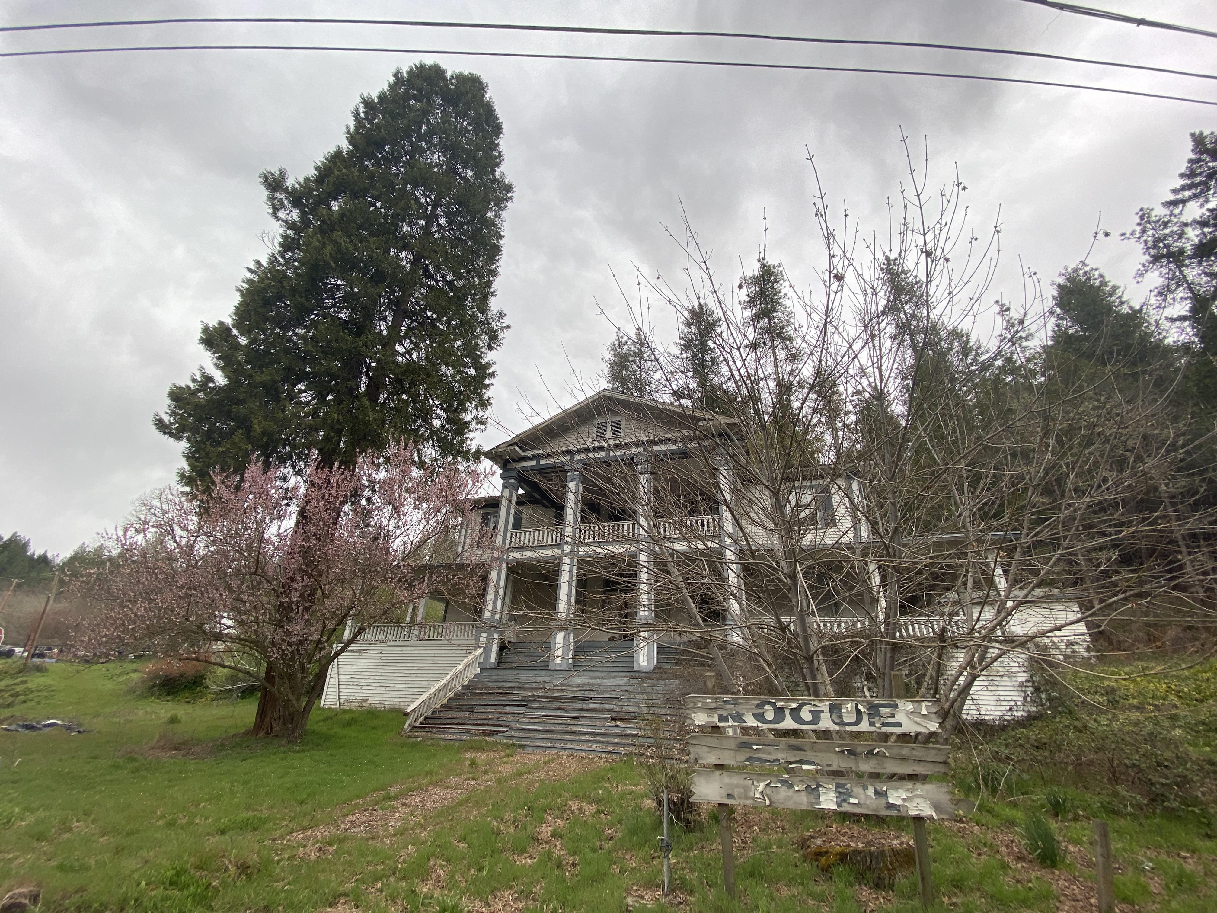 Rogue elk hotel outside of shady cove in southern Oregon. r/AbandonedPorn