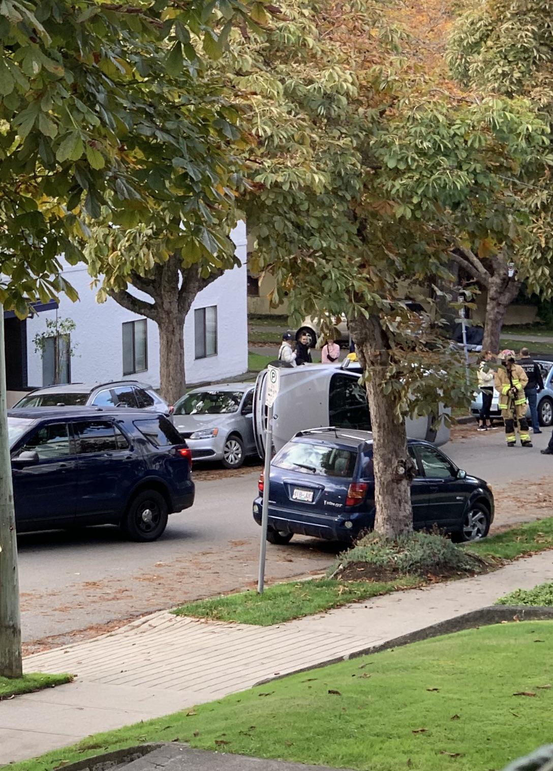Car flipped on its side at 10th and Alberta r/vancouver
