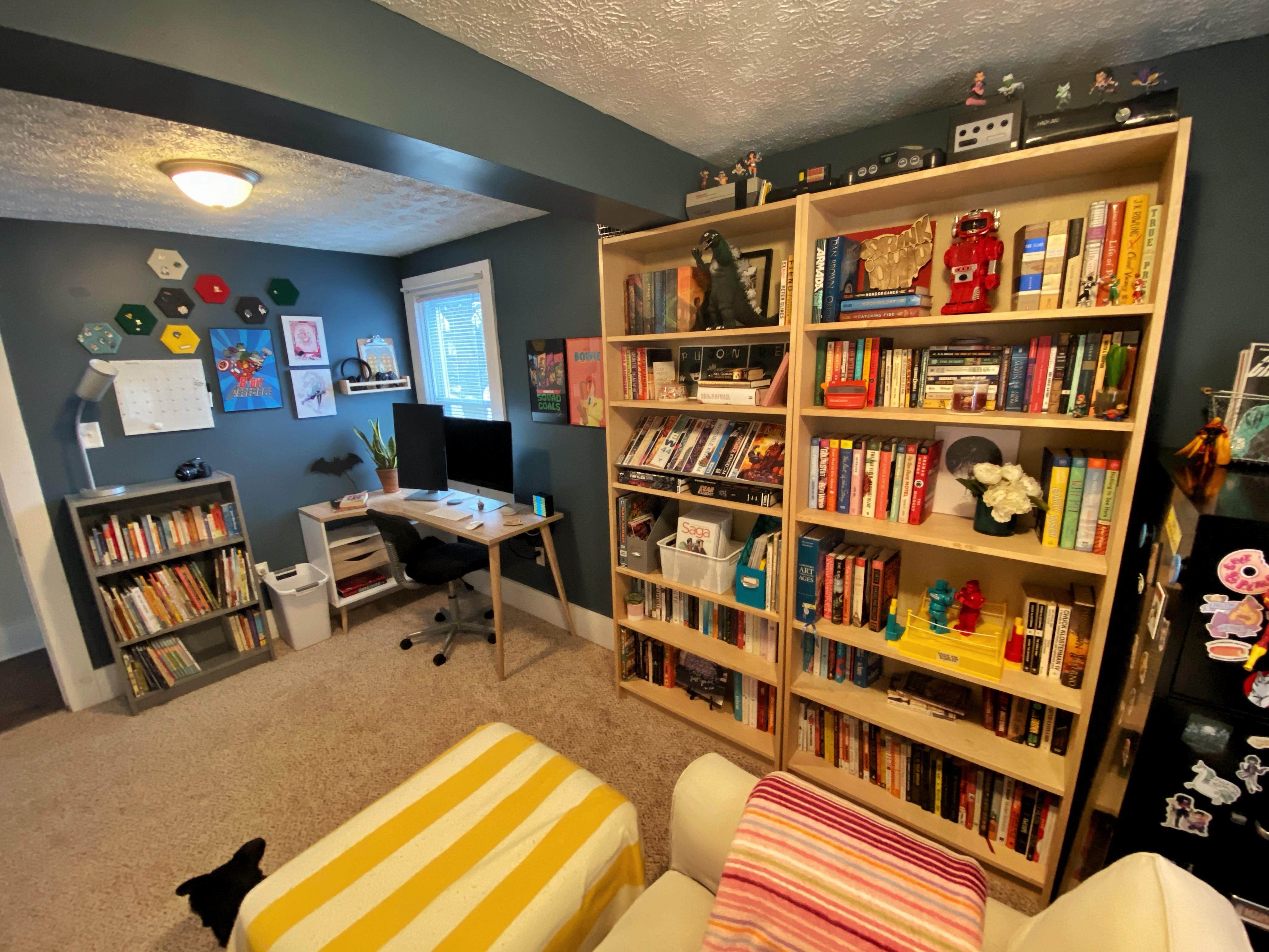 Finally got around to painting my office and getting a new desk! r