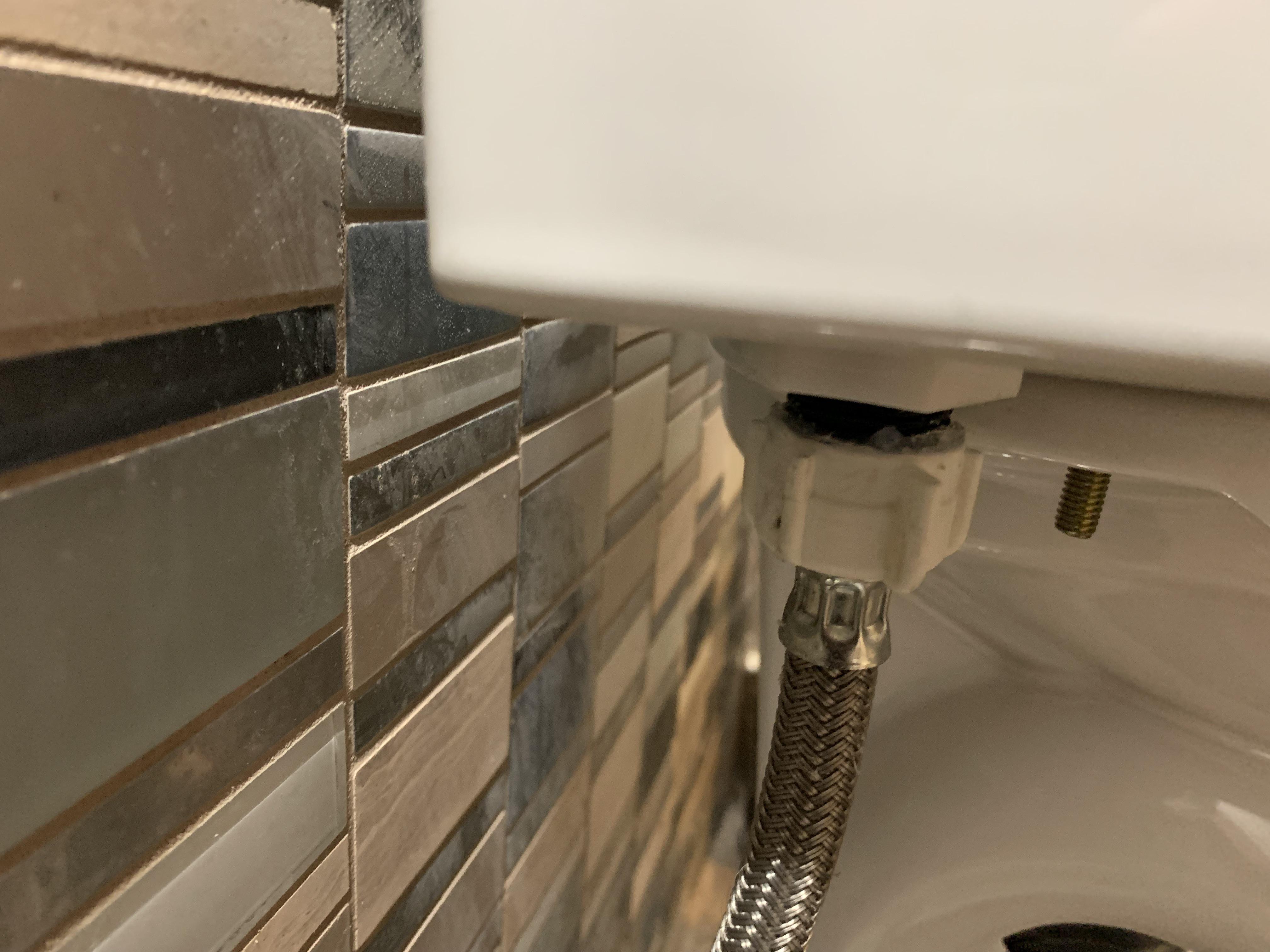 Glue? On a water input to a toilet tank r/Plumbing