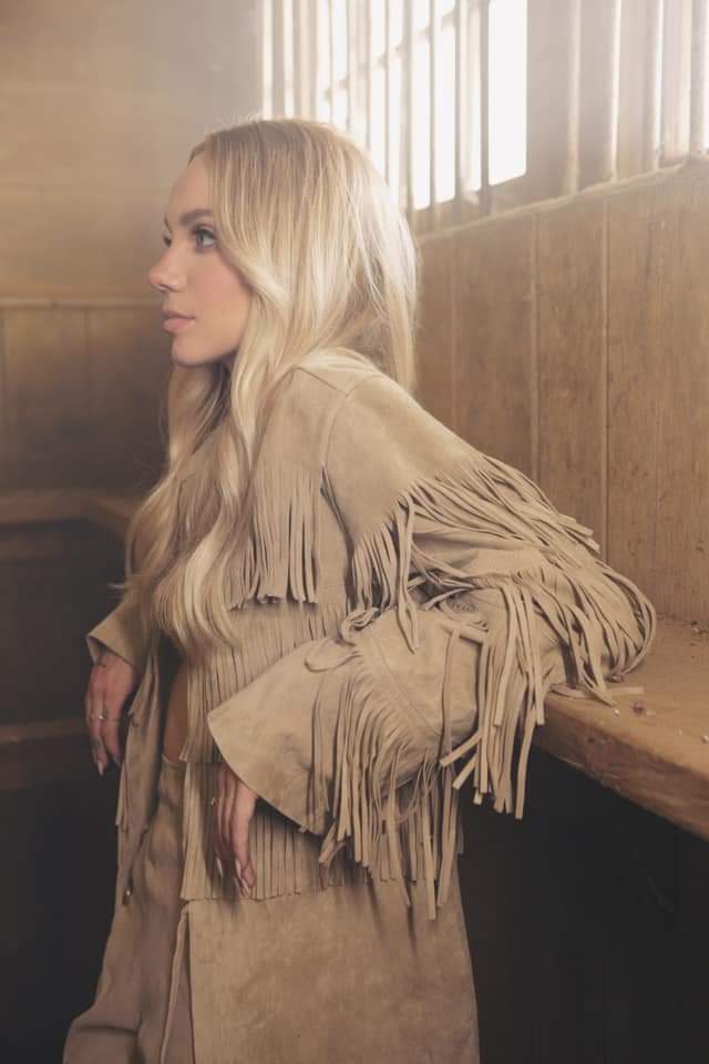 Danielle Bradbery bikini ^^ : DanielleBradbery