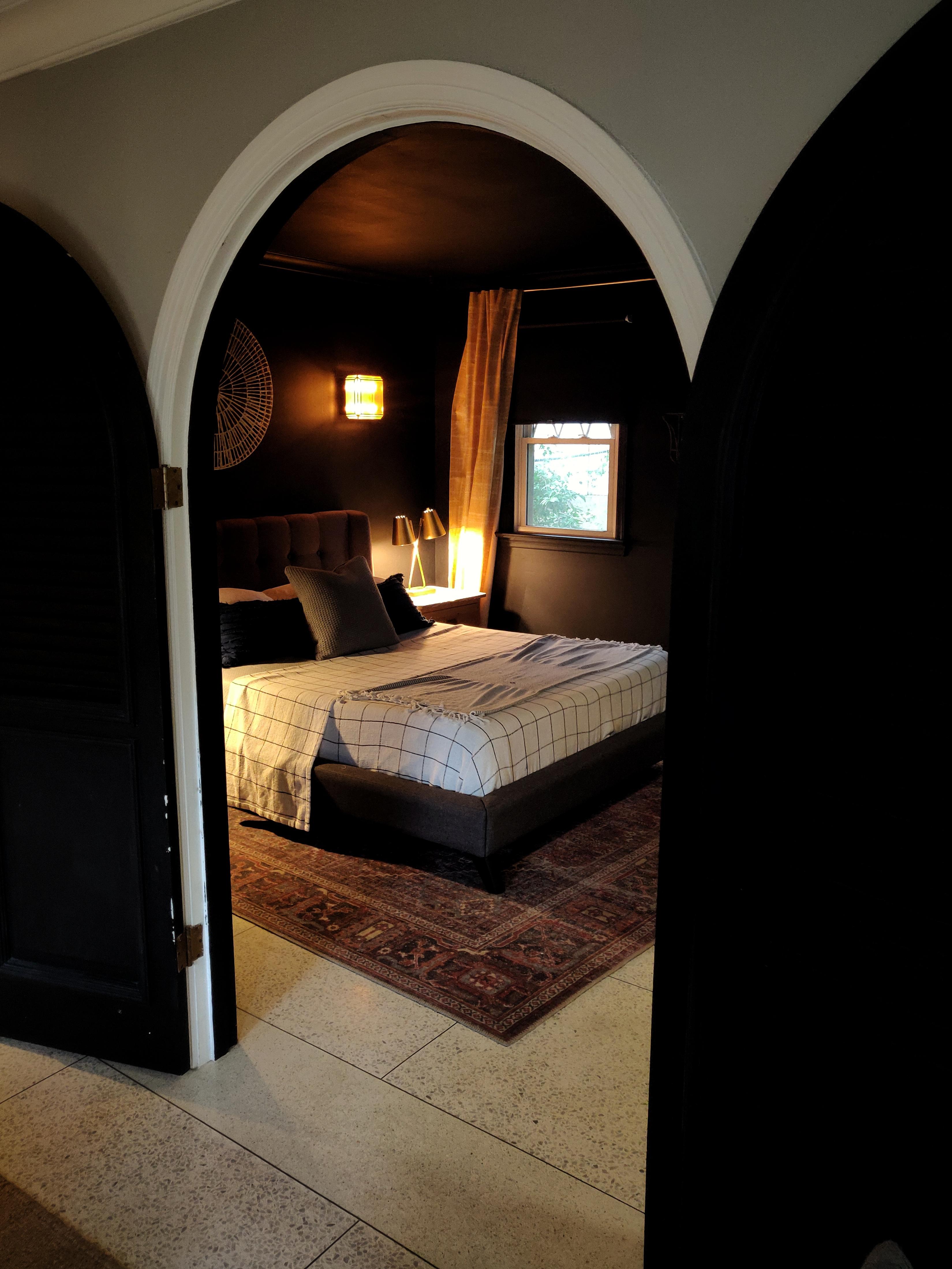 Airbnb bedroom with the walls and ceiling painted black r/CozyPlaces