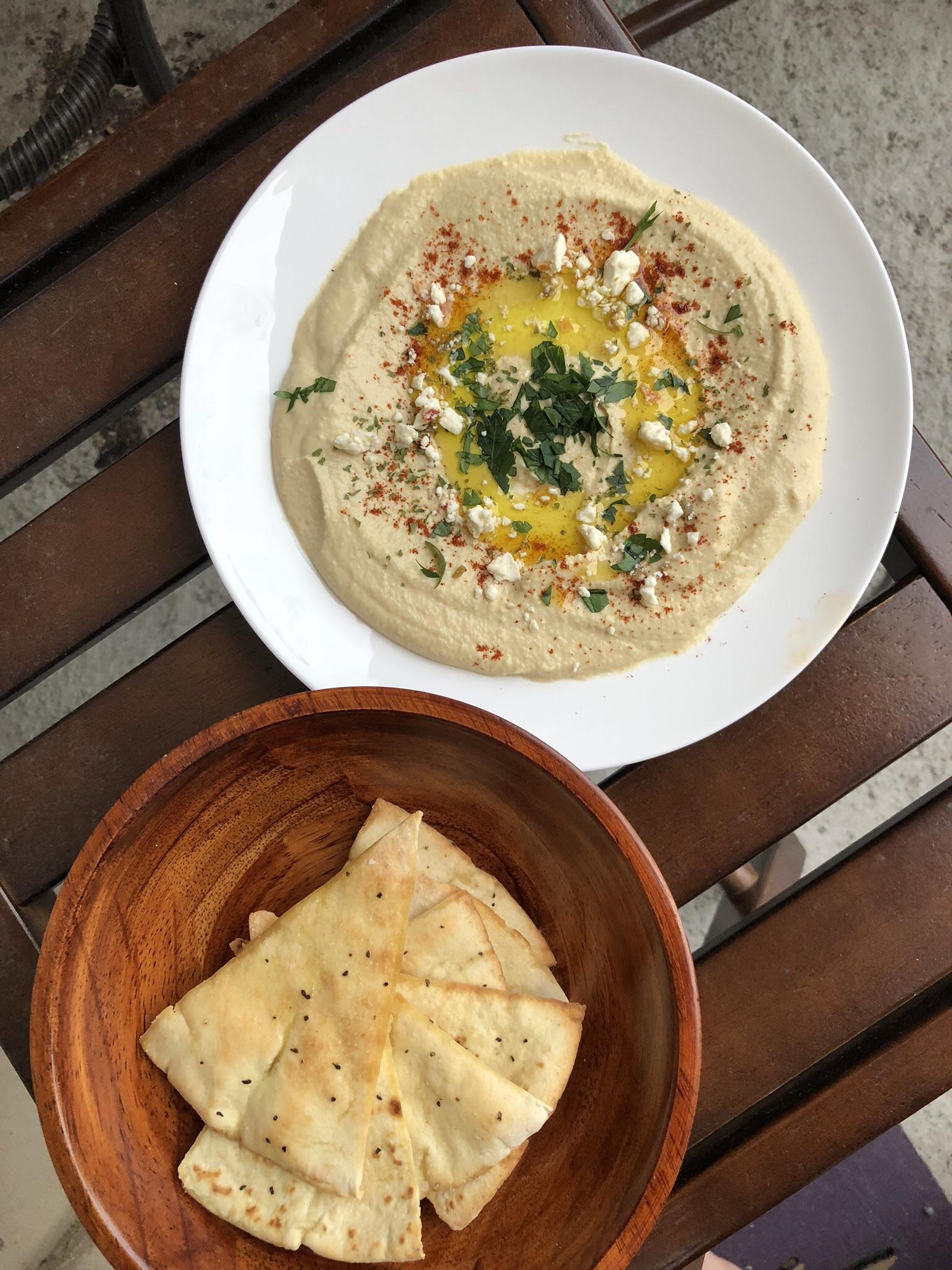 [Homemade] Hummus and pita chips! r/food