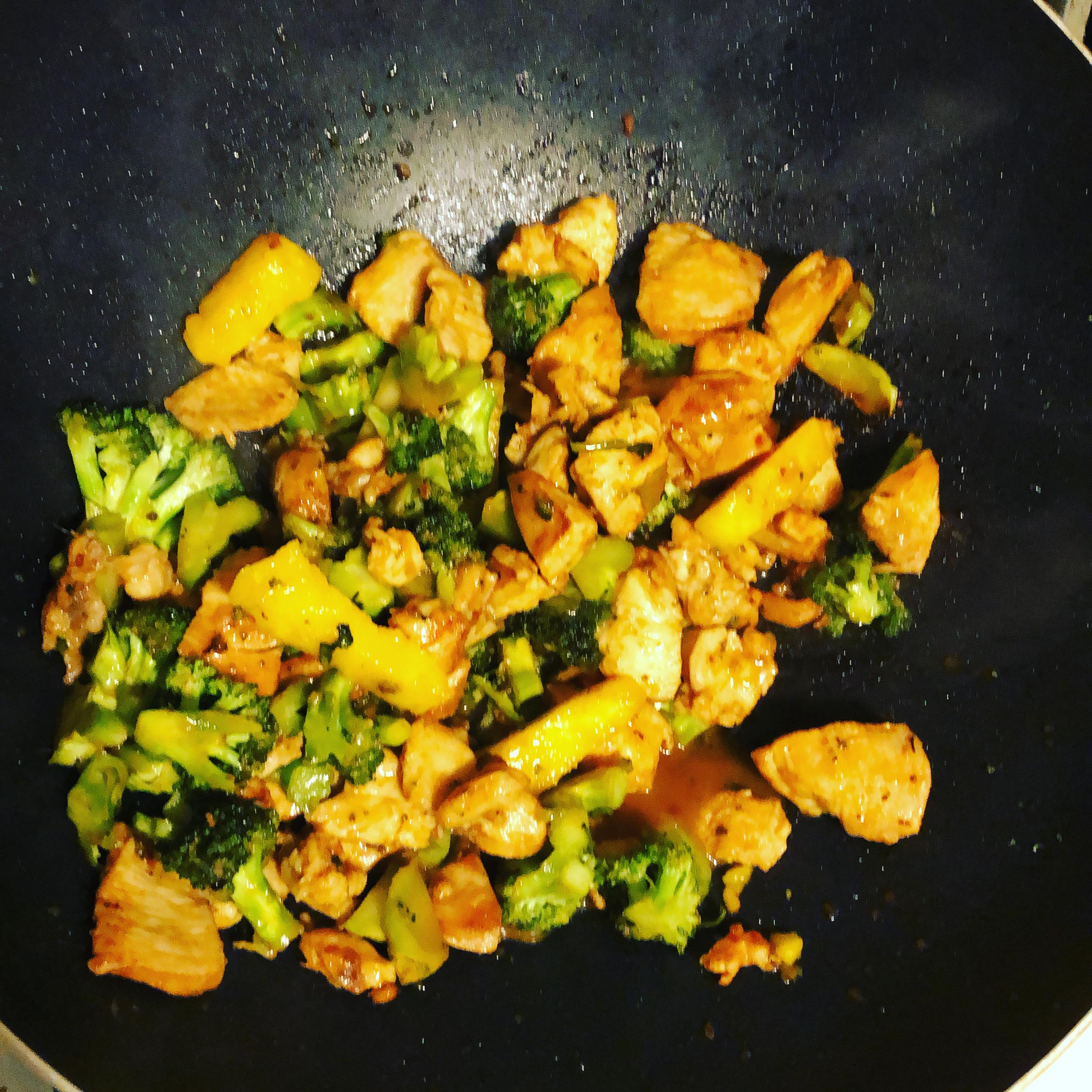 [homemade] Stir Fry. Chicken , broccoli & pineapple with sriracha