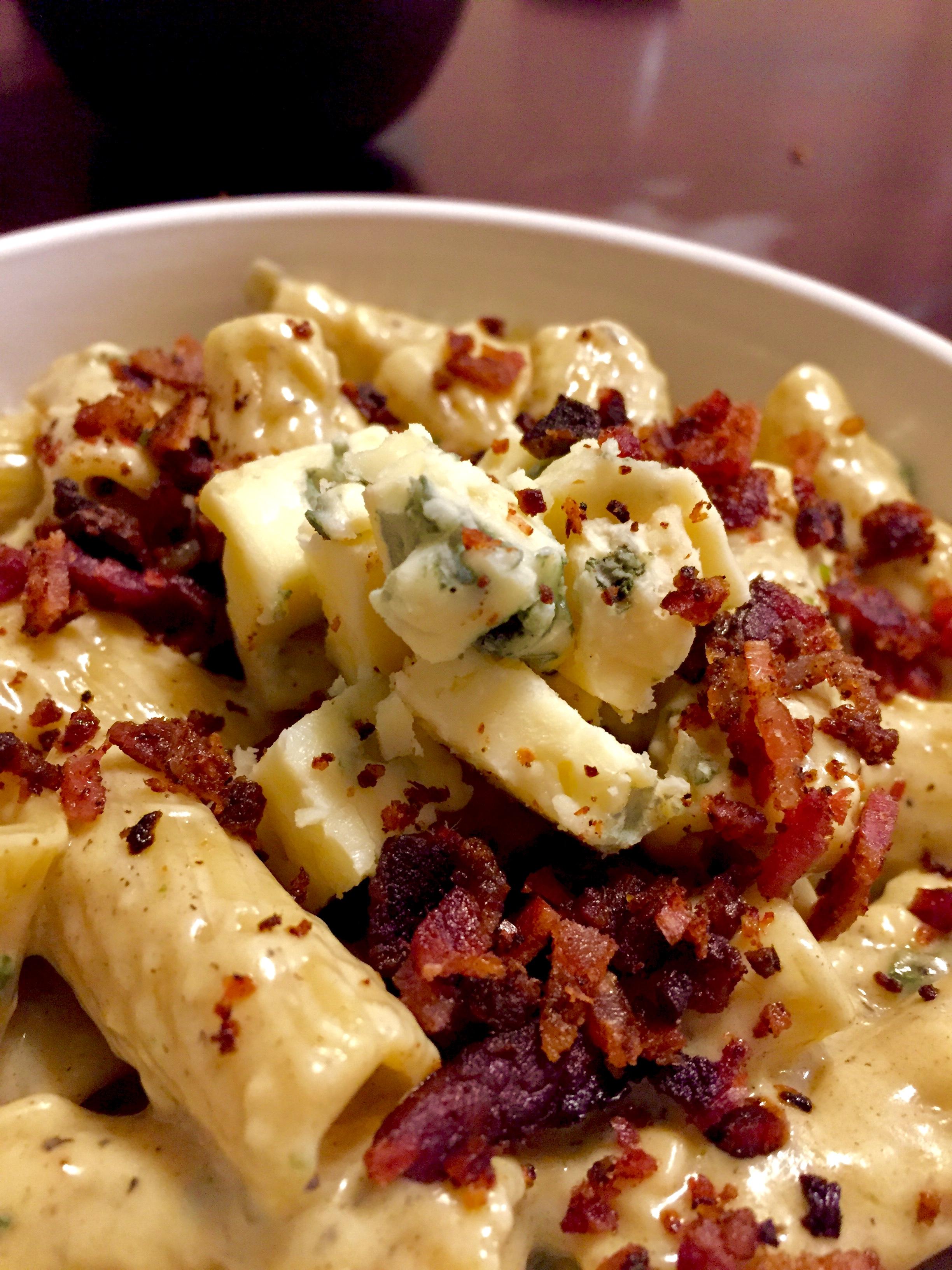 [Homemade] Smoked Gouda / Gruyere Mac N Cheese with Bacon and stilton