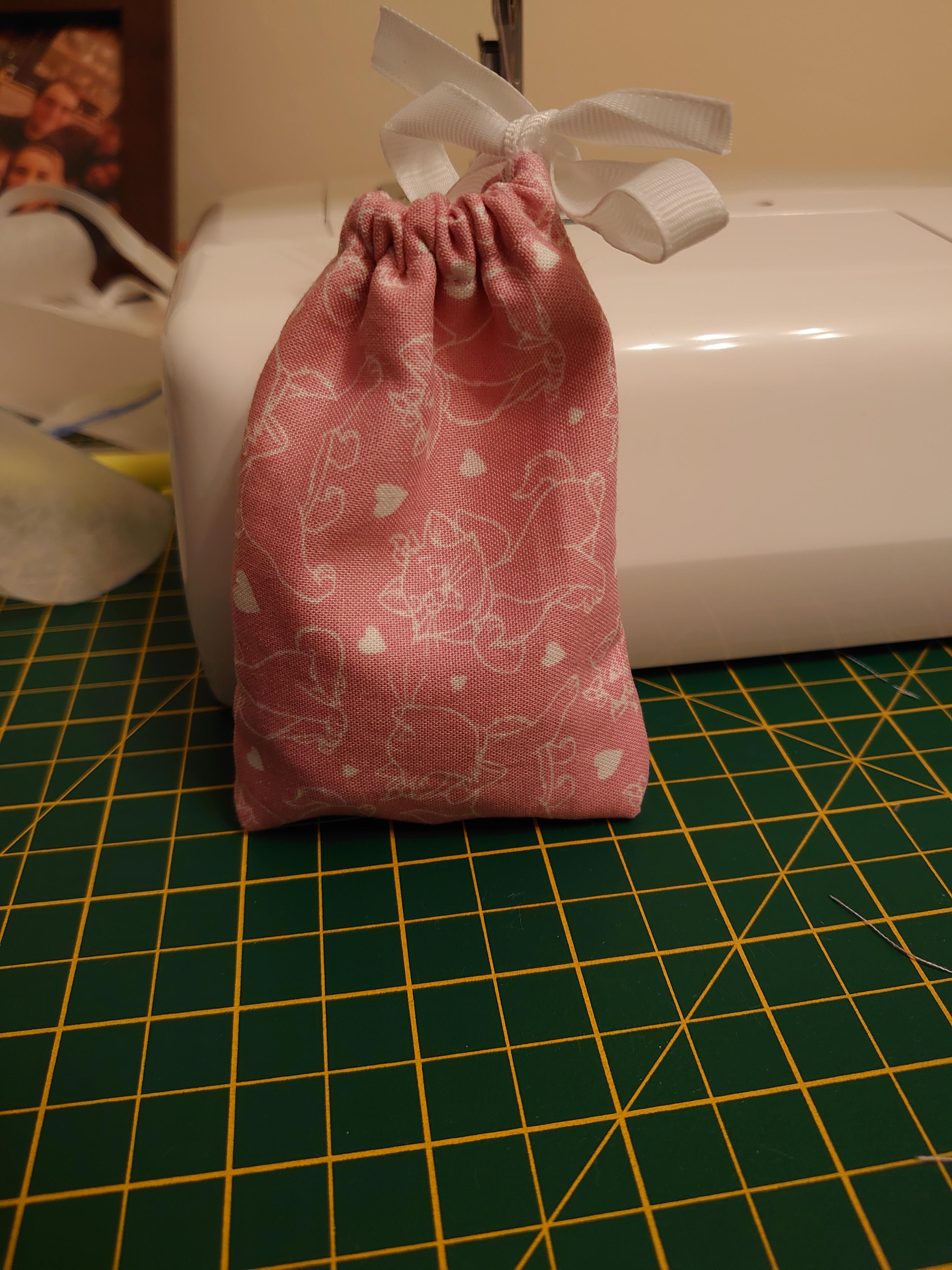 I made a small dice bag for my DnD sessions 😊 [Tutorial from https