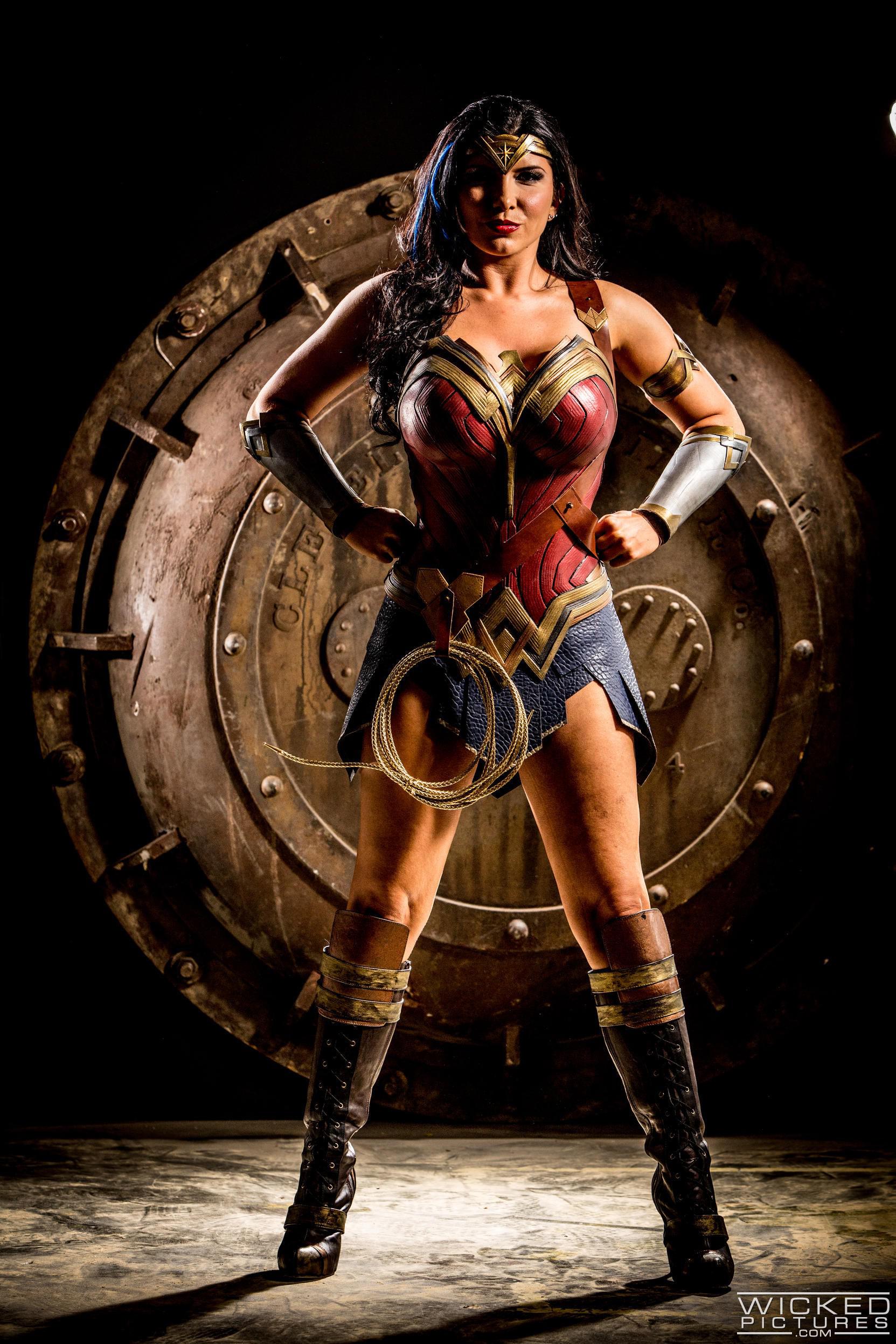 Romi "Wonder Woman" Rain : romirain