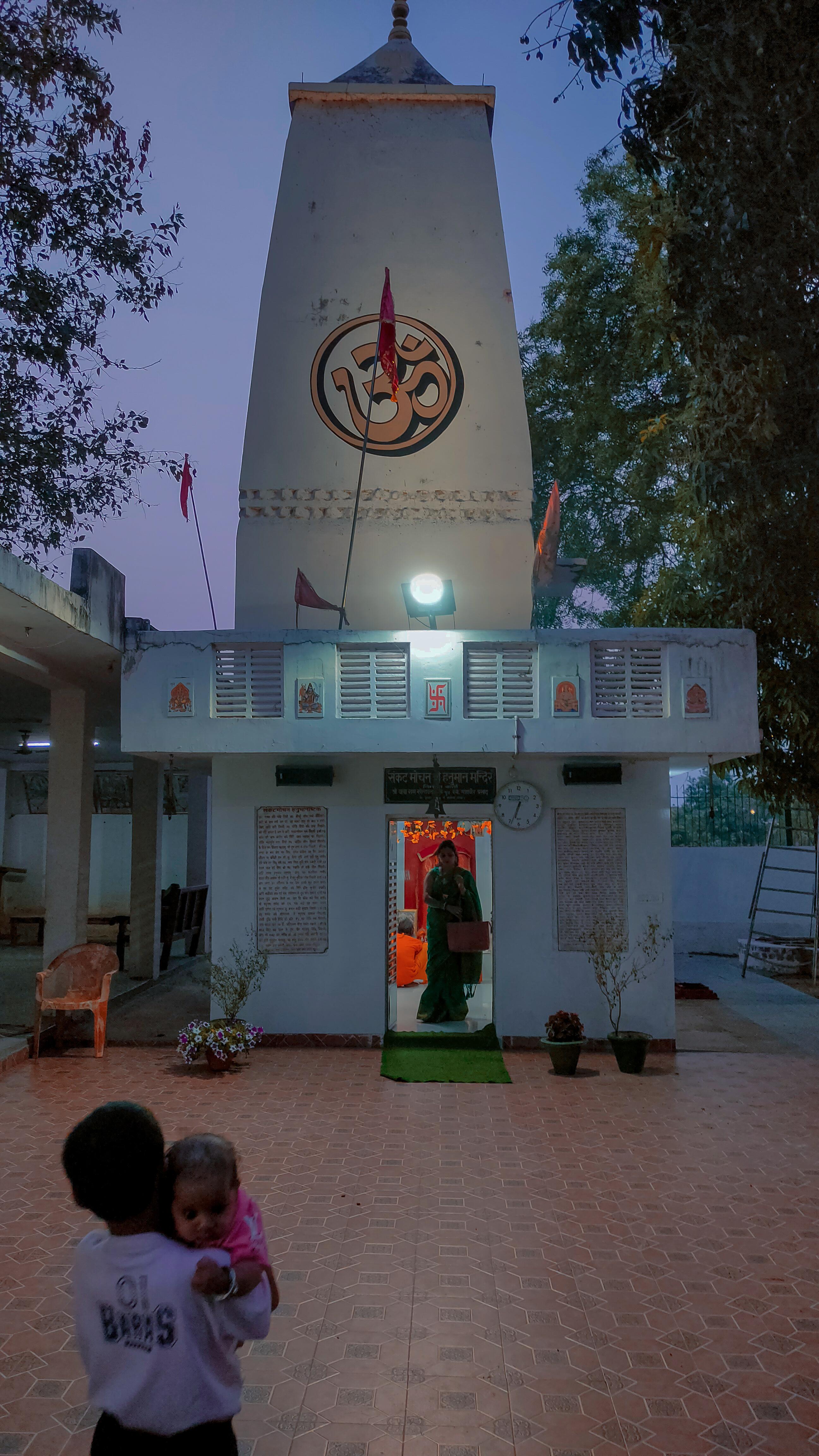 Mandir inside Janeshwar Parak🛐. r/lucknow