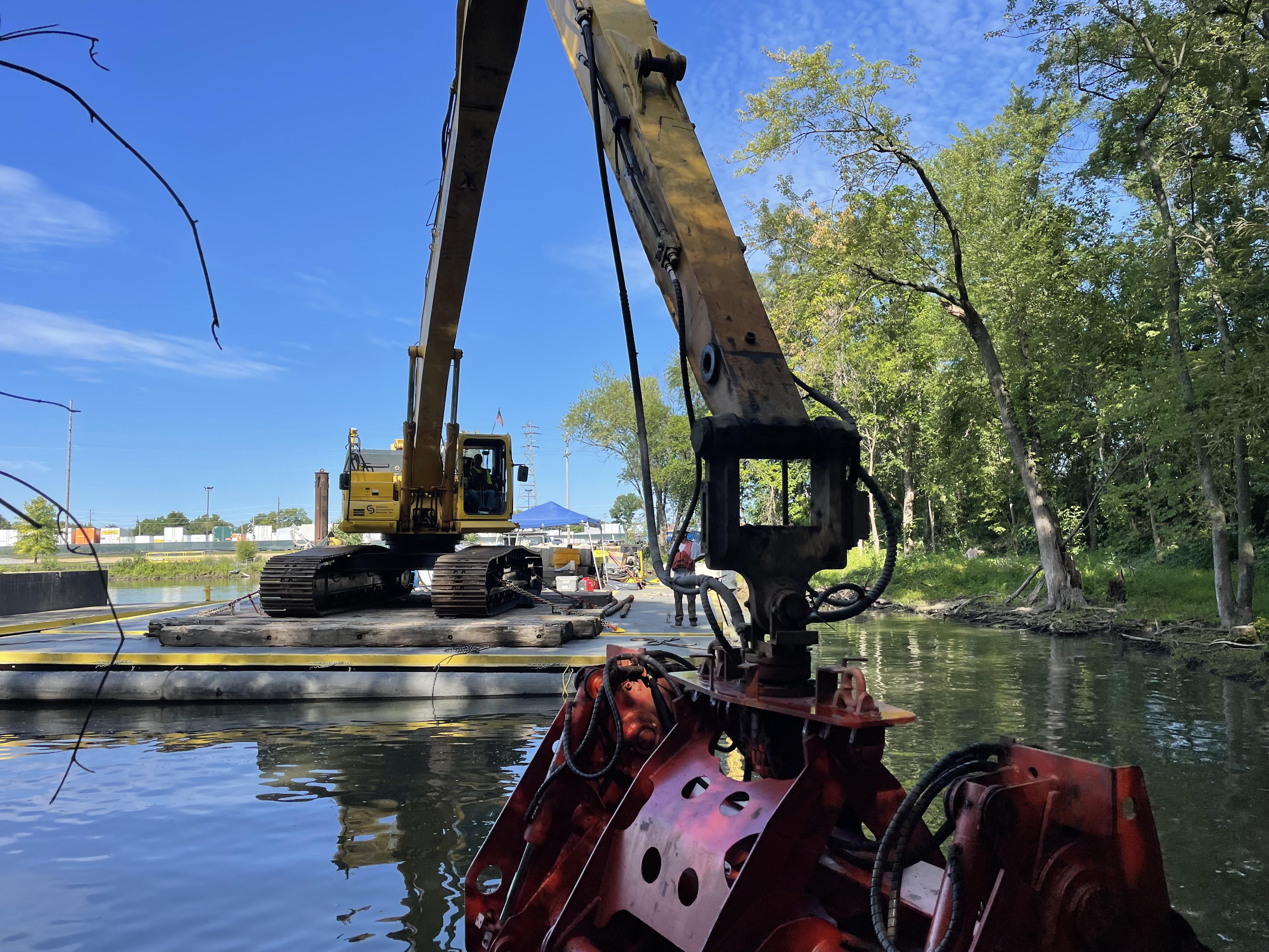 PC490 with clam bucket EngineeringPorn
