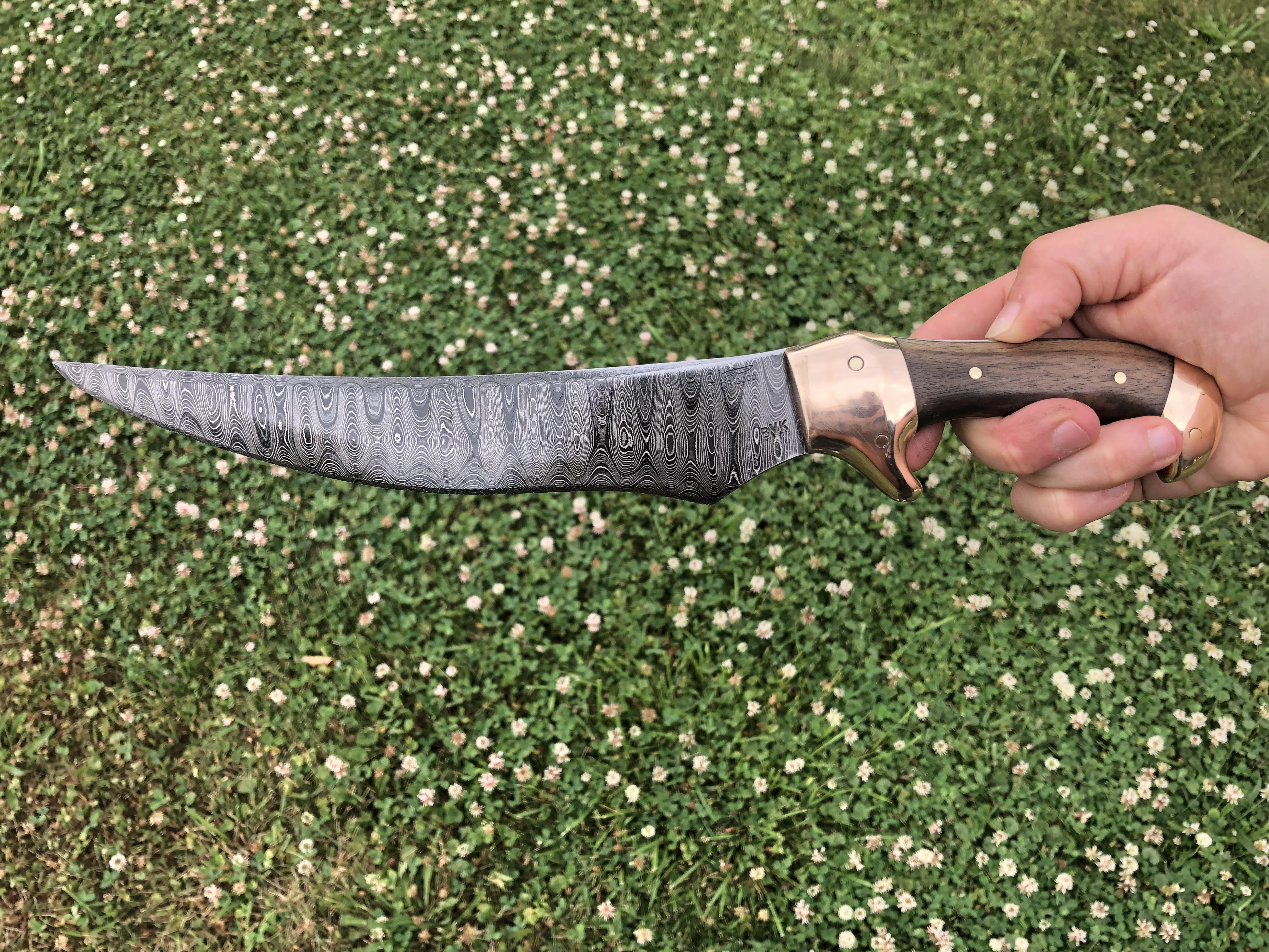 Built my first knife a couple months ago! Damascus, brass and walnut 🥰