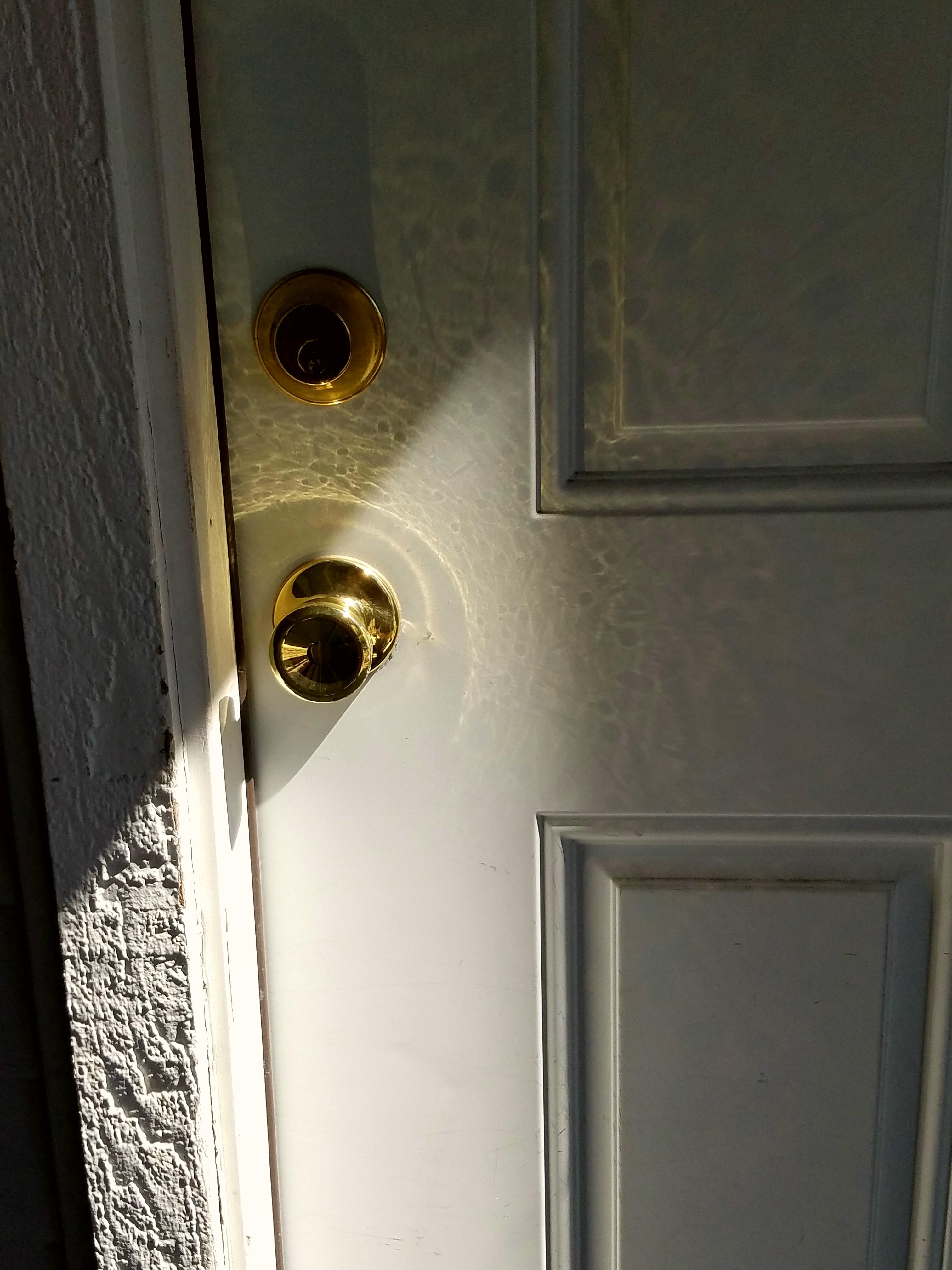 The way the light reflects off this door knob. r/mildlyinteresting