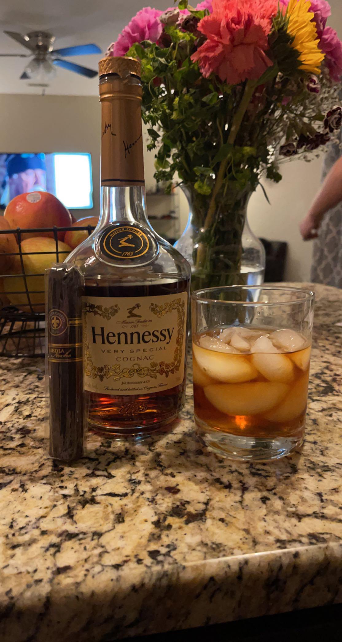 Media Noche and some Hennessy is an amazing combo r/cigars