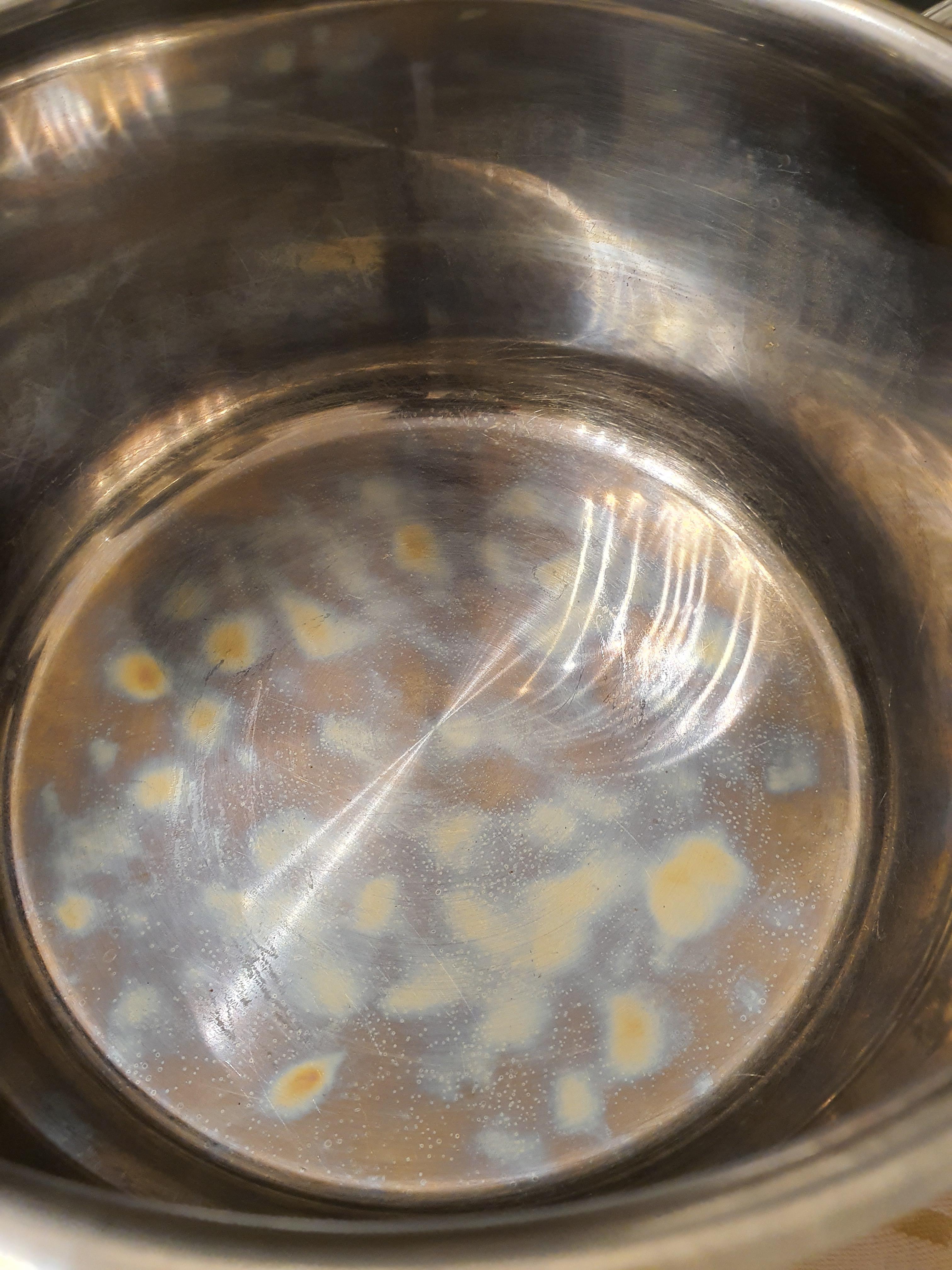 These stains on my pot after cooking r/mildlyinteresting