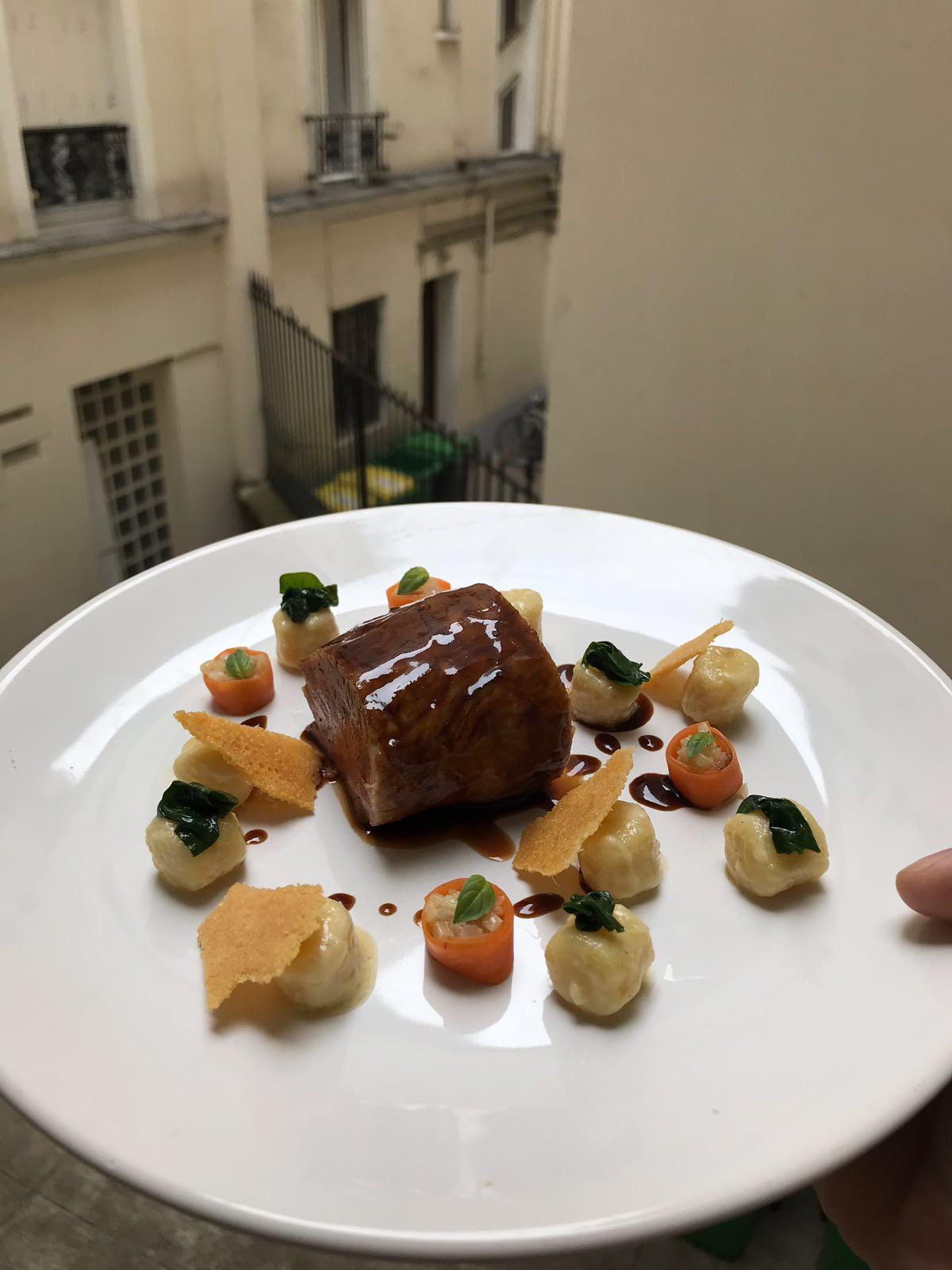 [Homemade] Pork tenderloin with jus, smoked cream gnocchi, spinach