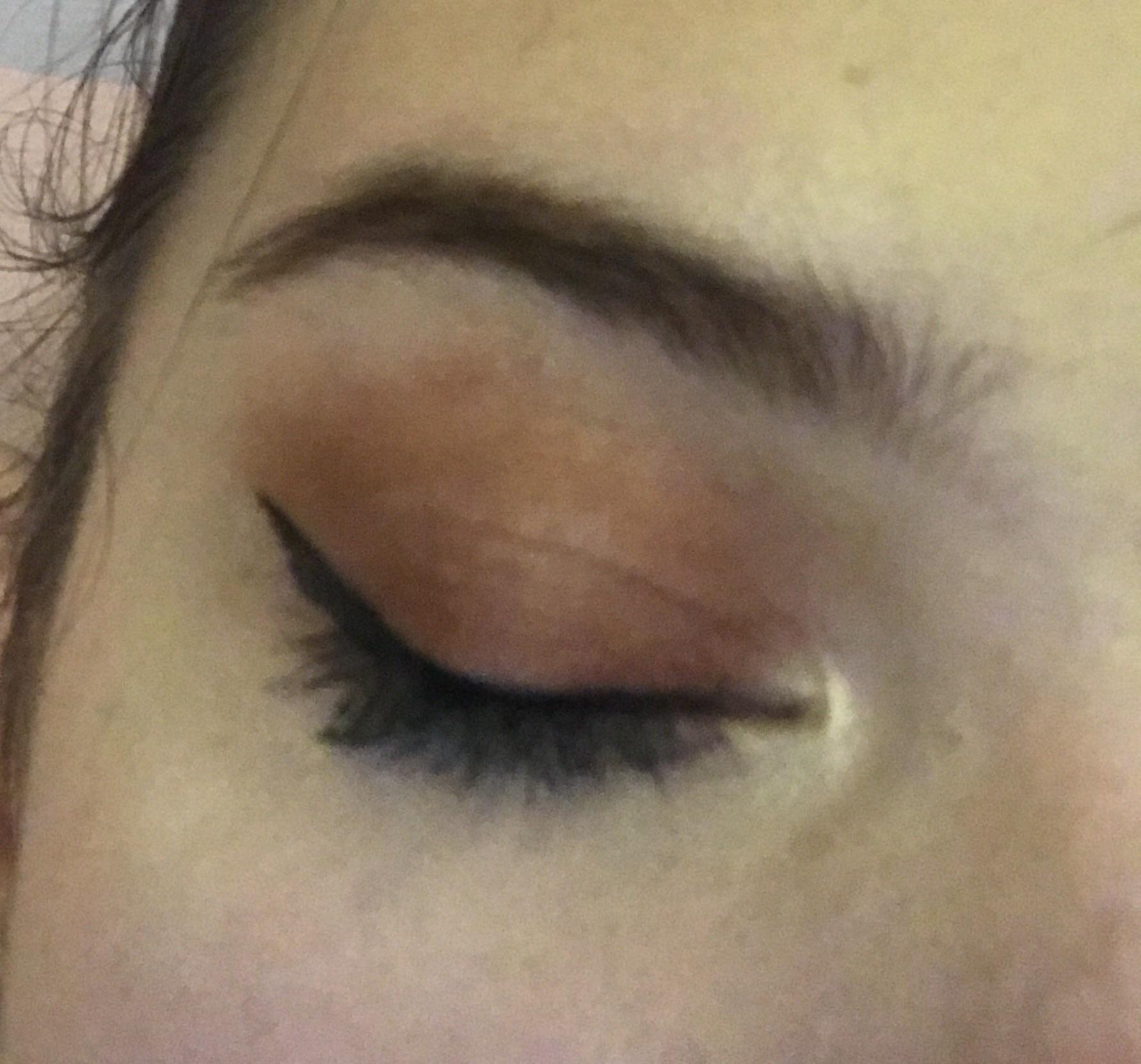 After a while my eyeshadow blends into one color and creases. Does