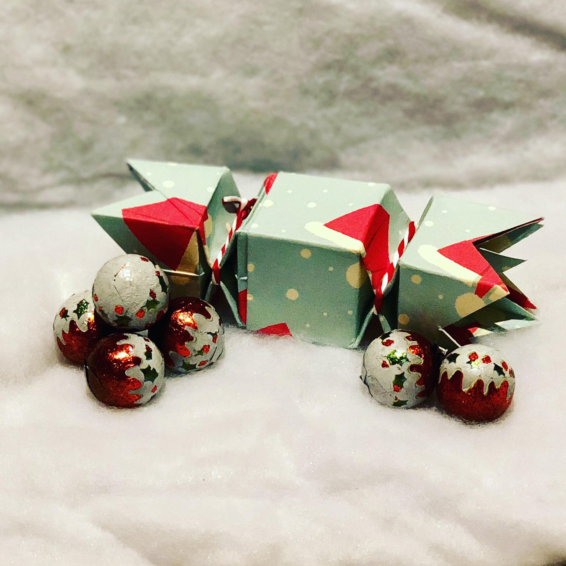 I made this origami Christmas cracker 🎄 r/crafts