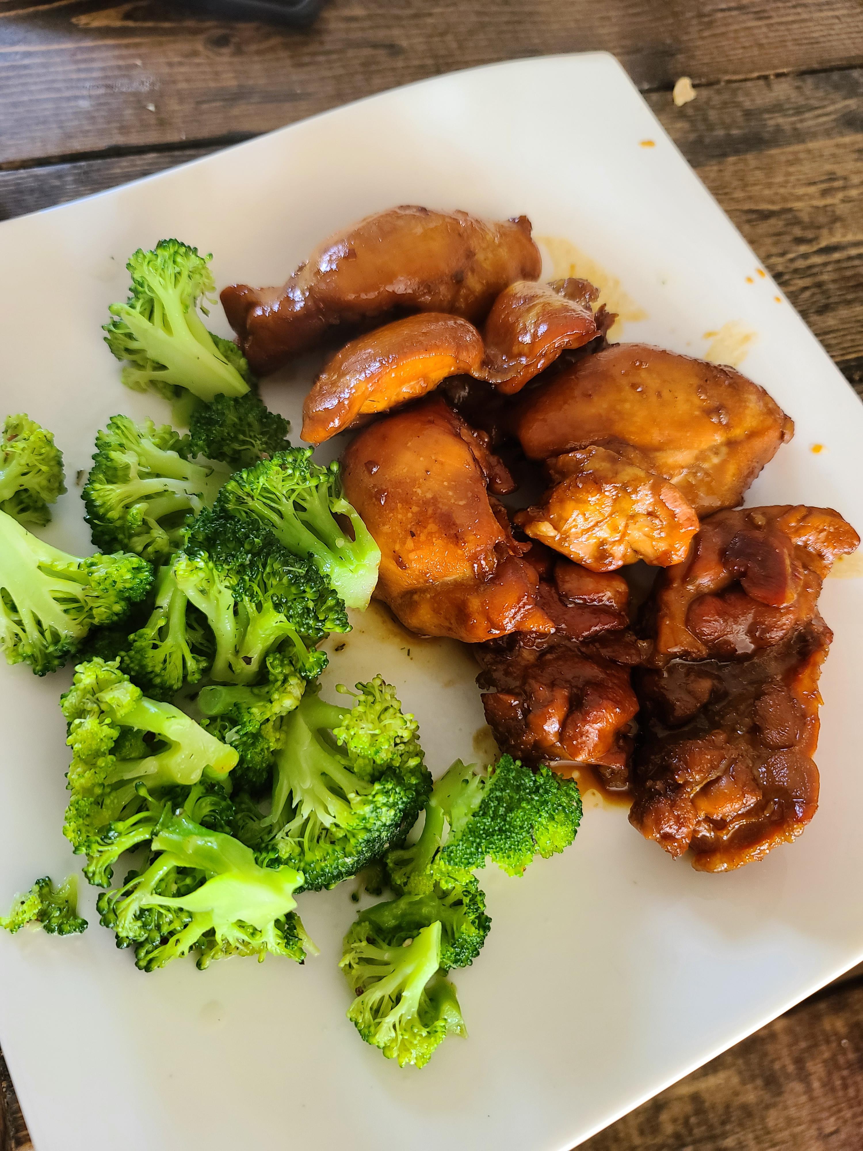 [Homemade]Kraken and Molasses BBQ Chicken with steamed Broccoli r/food