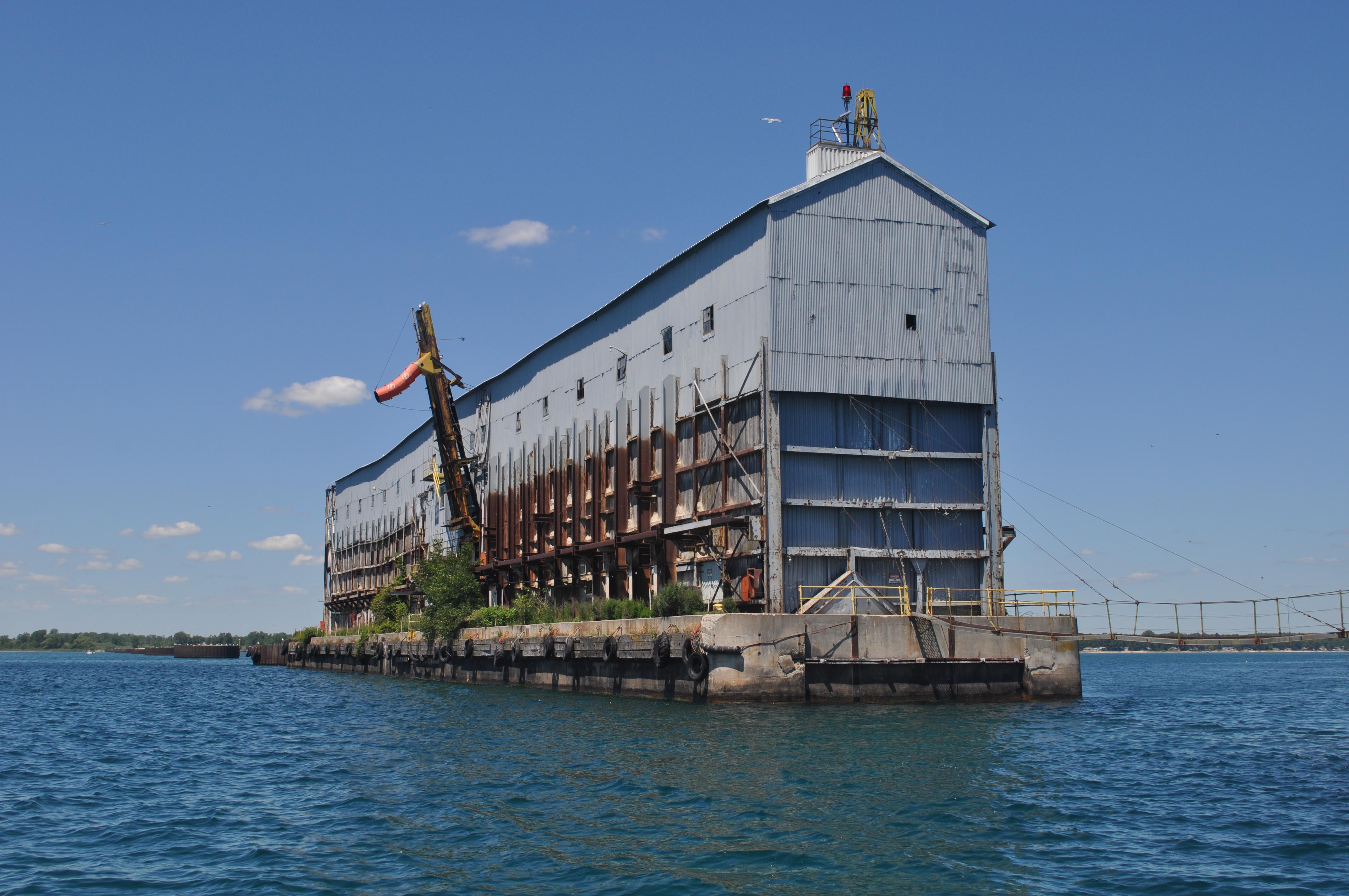 Abandoned gypsum dock in Alabaster, Michigan [4288x2848] [OC] r