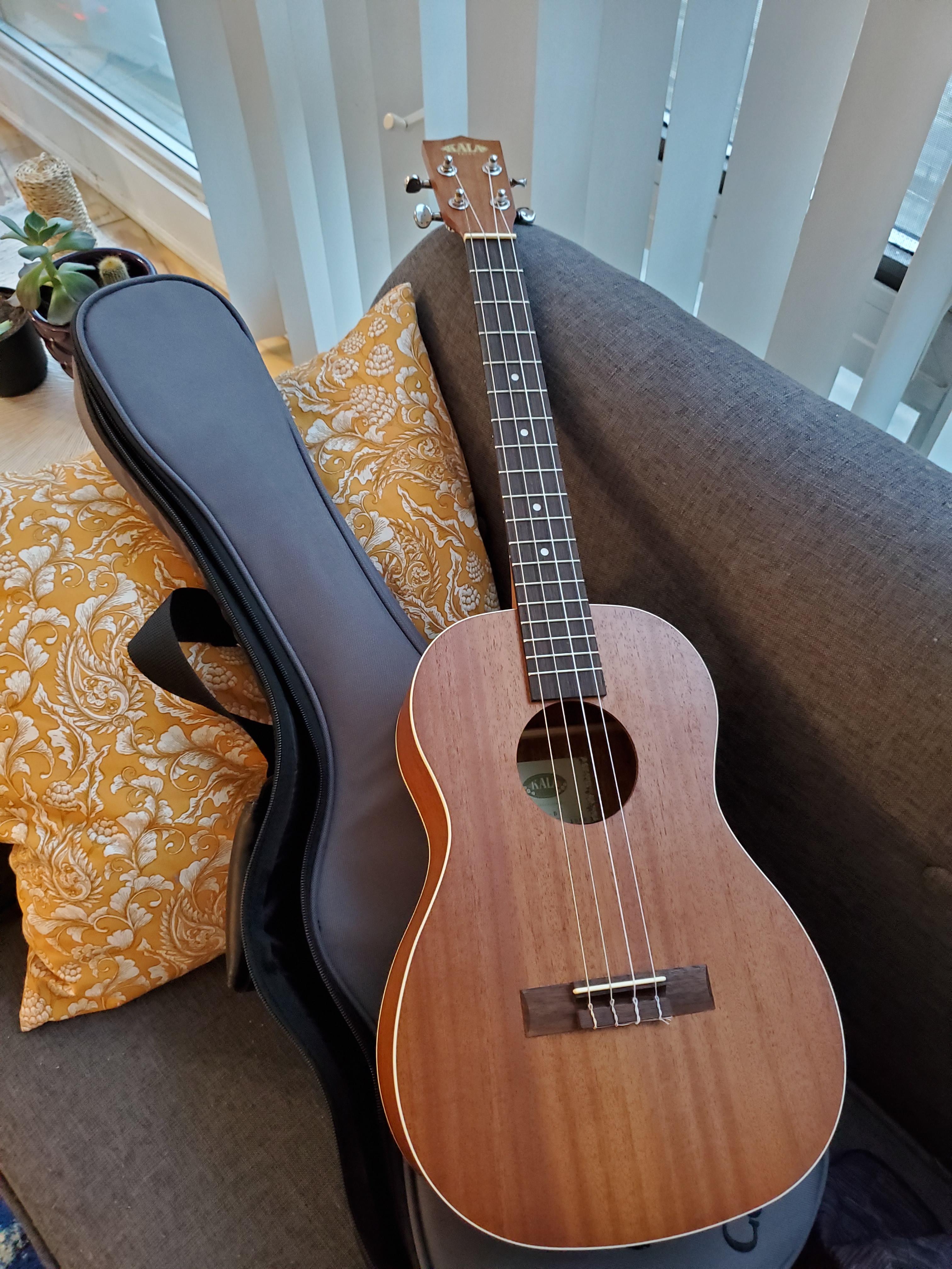 My New Baritone Ukulele I LOVE HER ukulele
