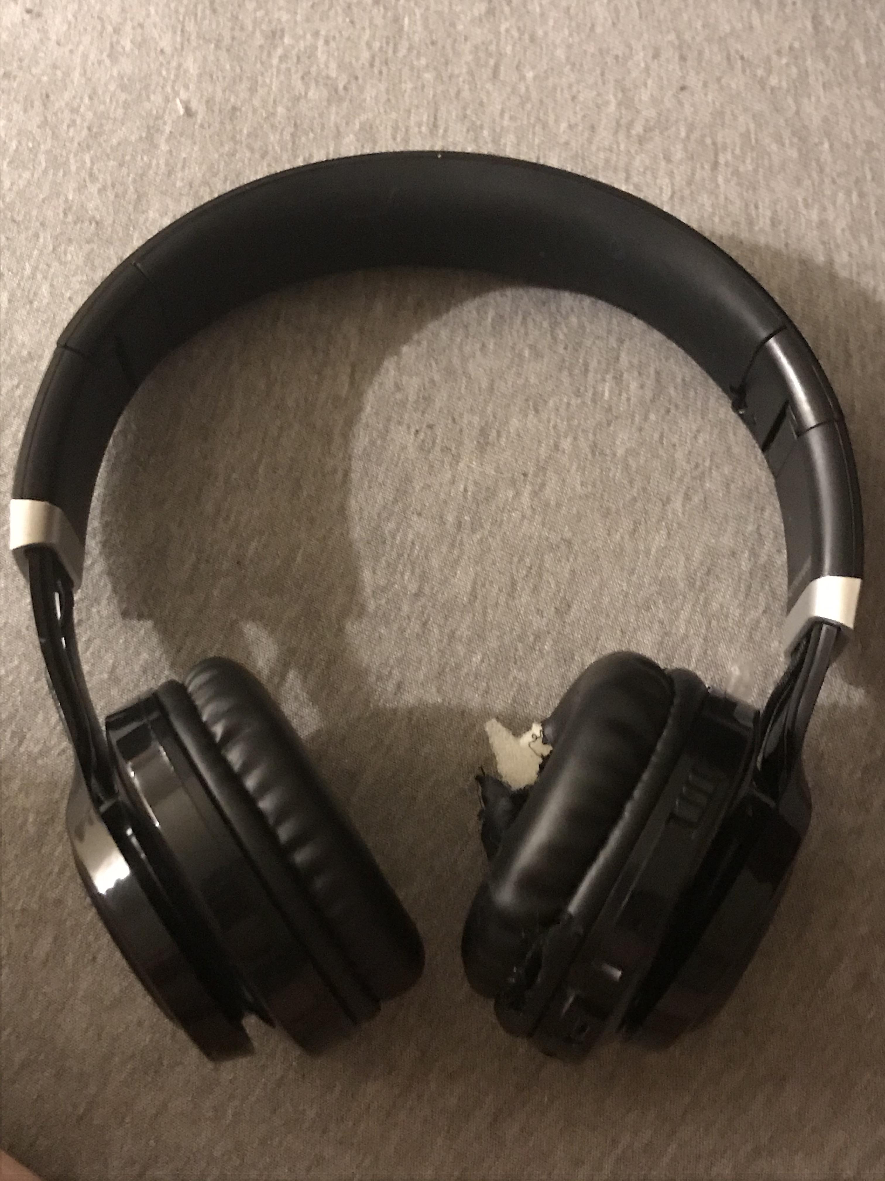 Headphones of hearing (damaged) amplifies sounds of footsteps and 20