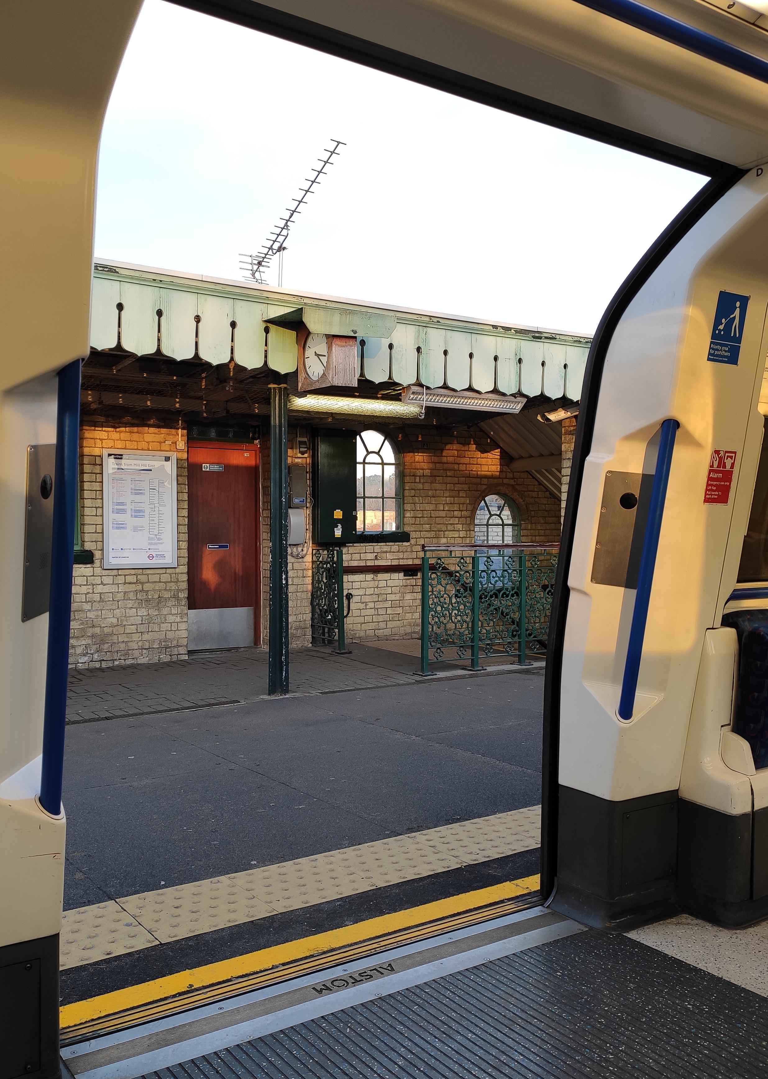 I like this old school tube station! r/london