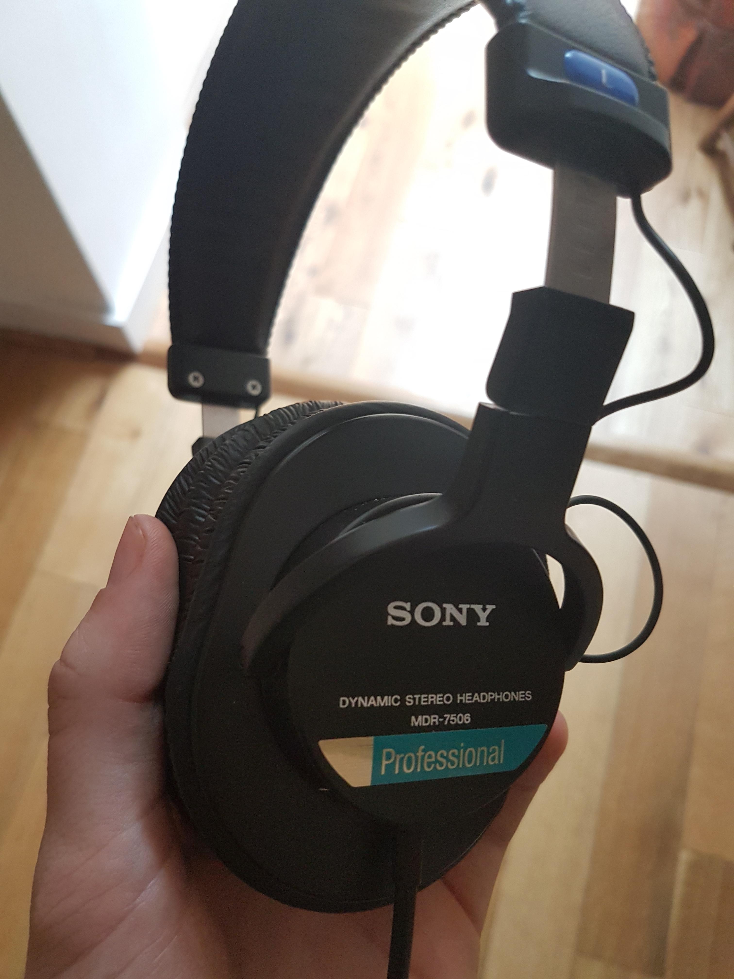 Weird popping sound r/headphones