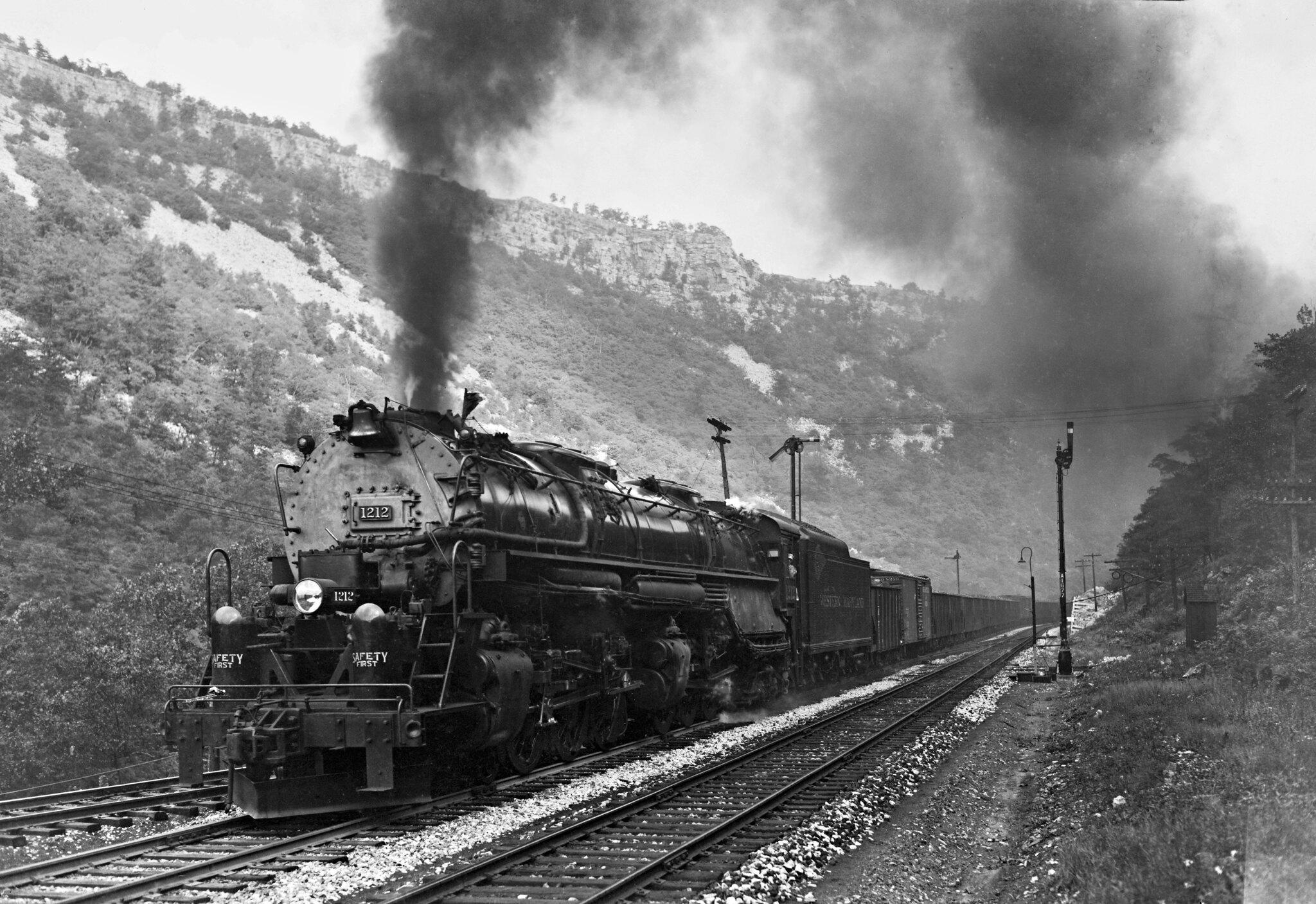 Western Maryland class M2 Challenger 1212 leads a westbound freight through the Narrows