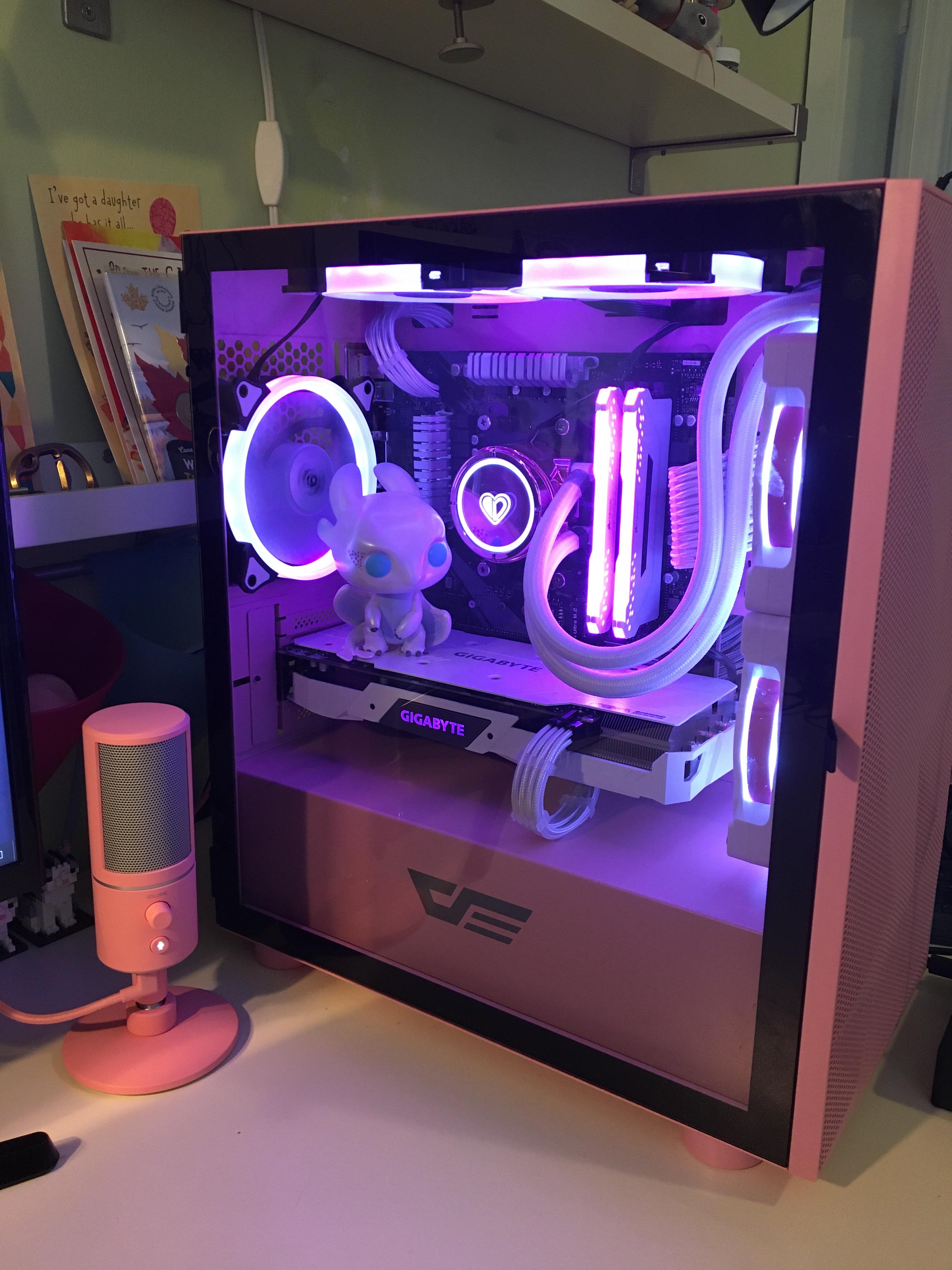 Just got my Razer Seiren X Quartz in the mail today, the