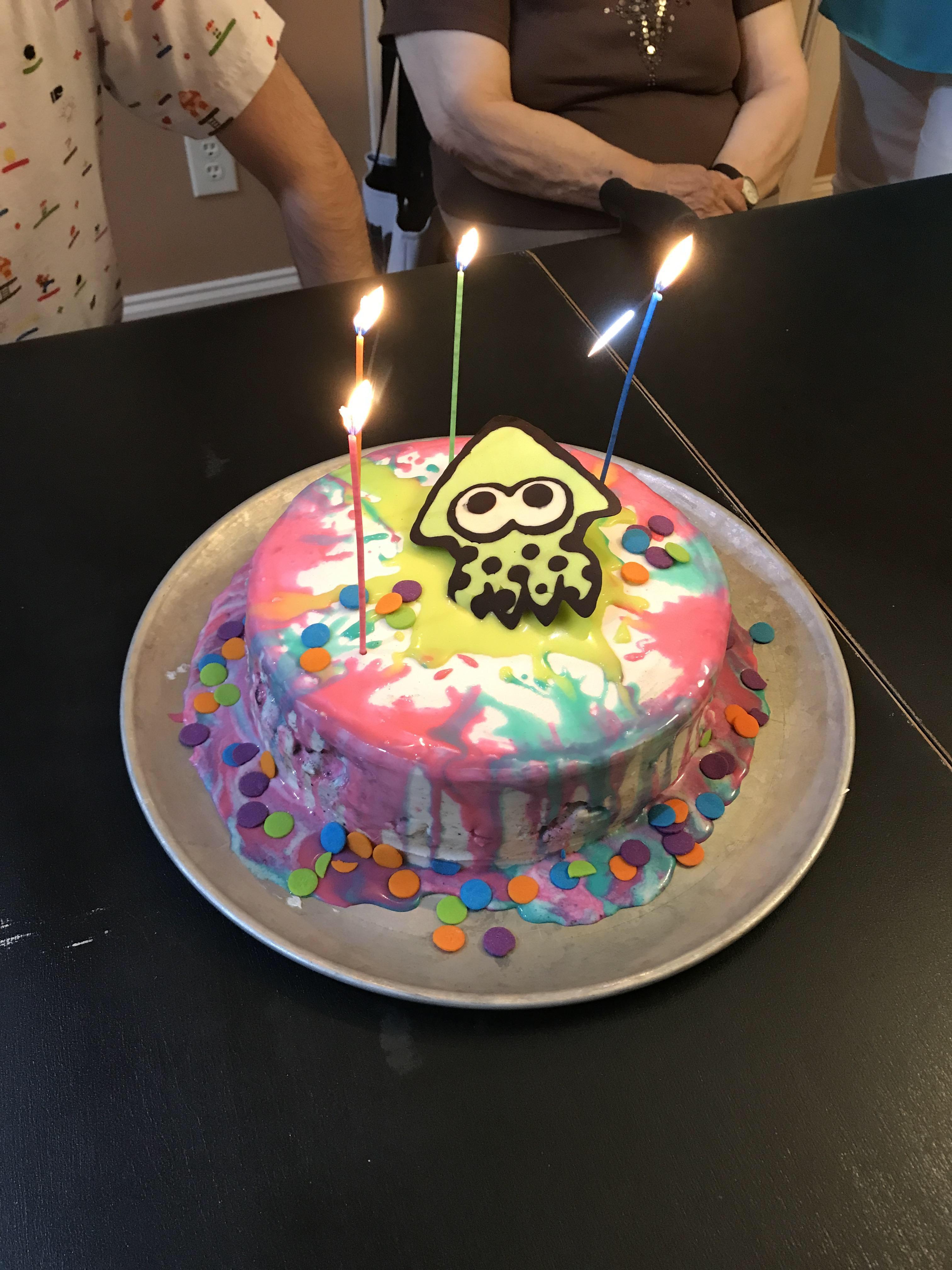 Splatoon themed cake likes pretty good splatoon