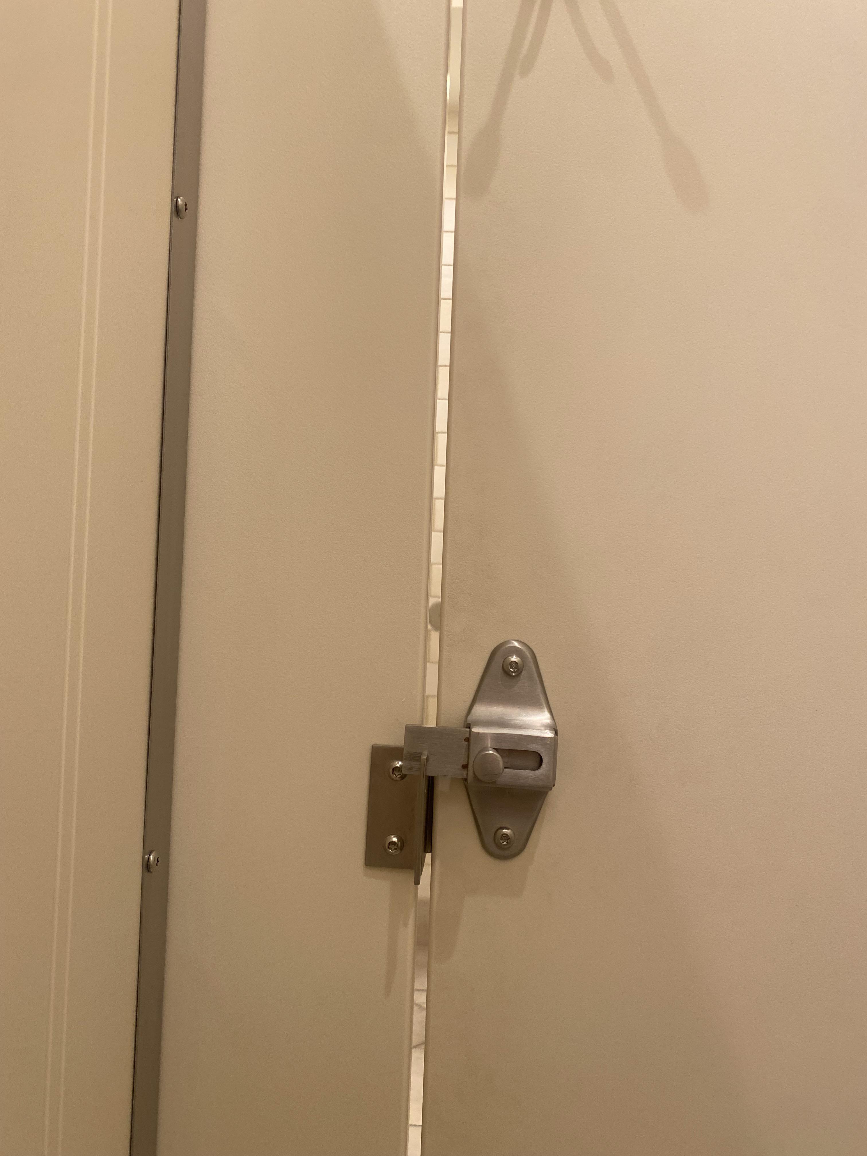 First time USA Public restrooms gaps r/mildlyinfuriating