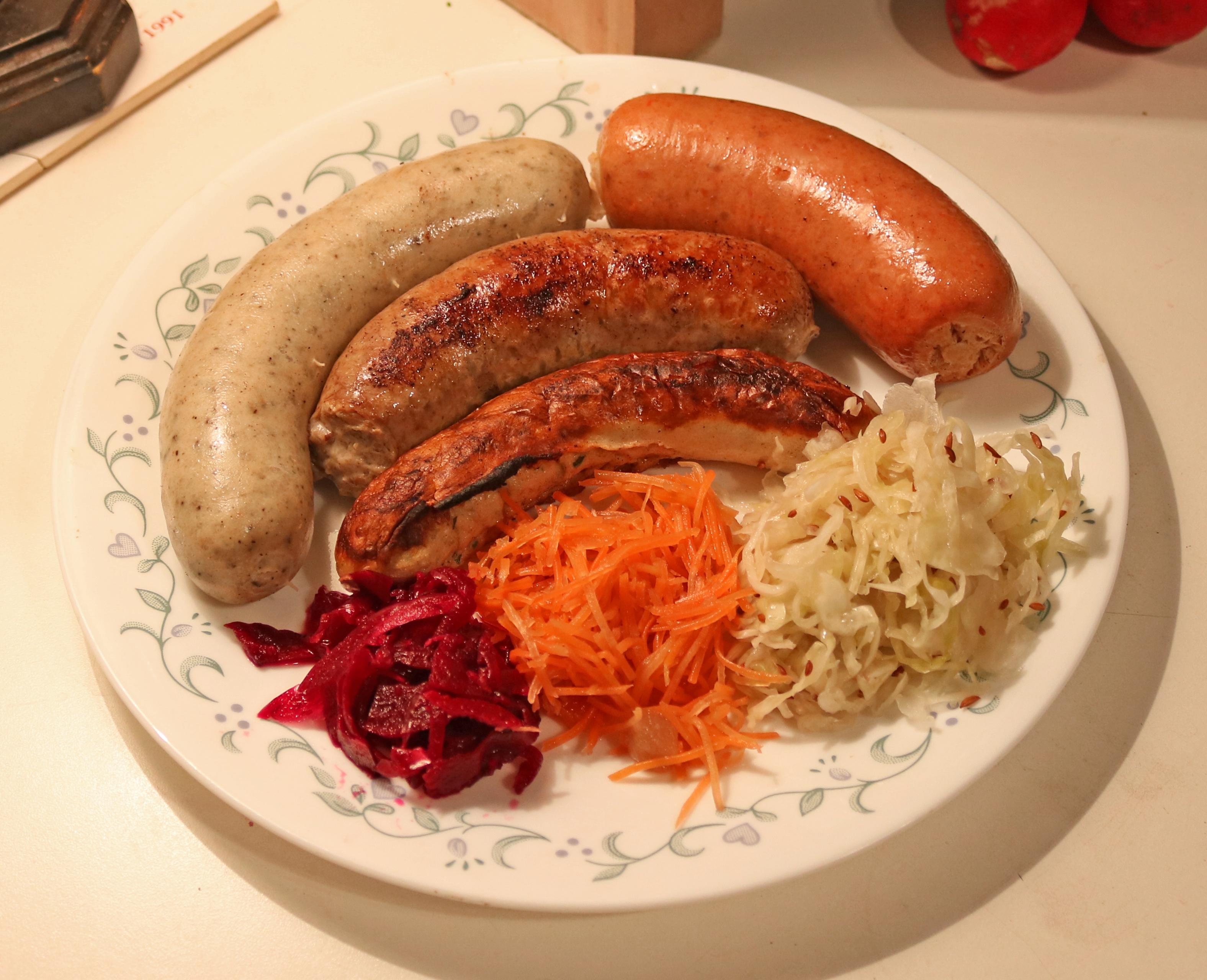 [Homemade] German Sausage Sampler Knackwurst, Bockwurst, Bratwurst, Oktoberwurst. Pickled Beets