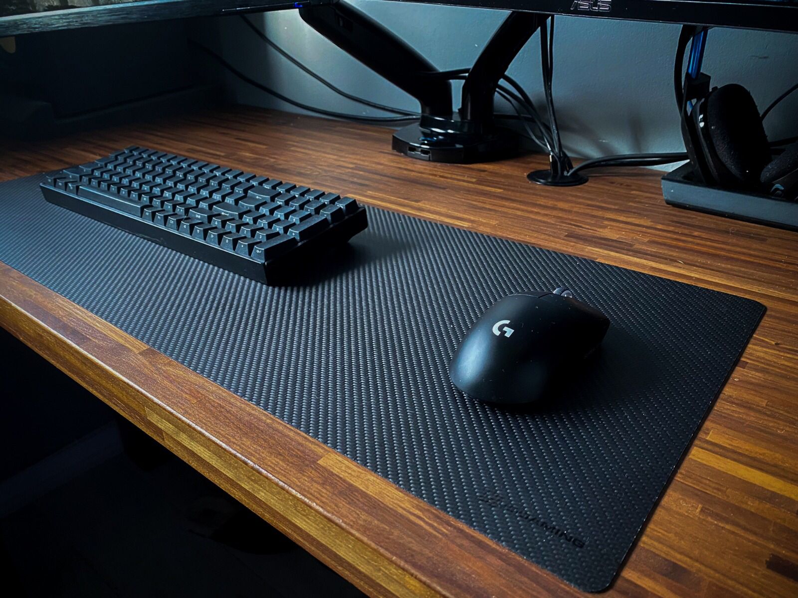 100 real carbon fibre mousepad with alcantara backing r/Luxury