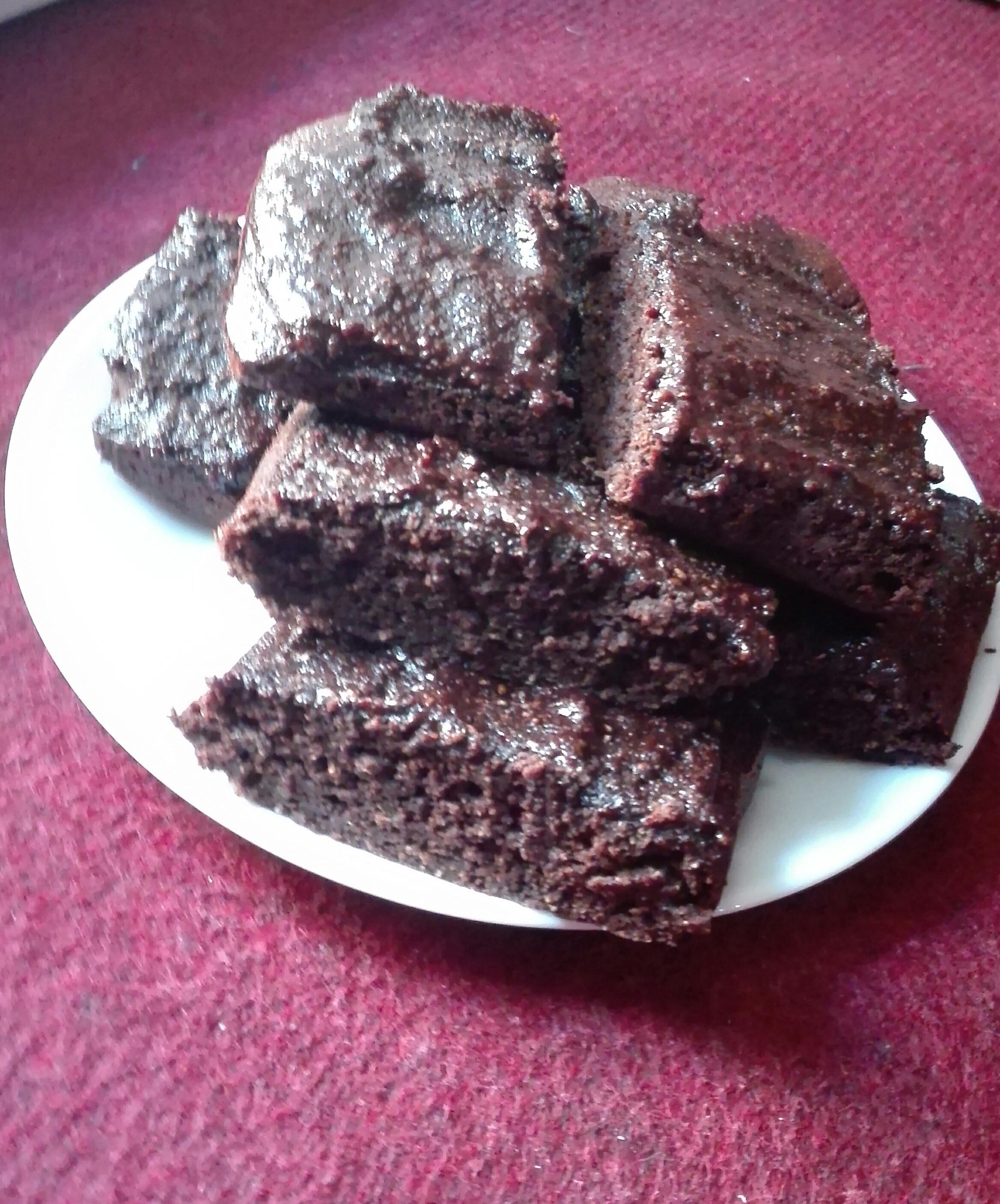 Good ol' fudgy chocolate cake for 144 kcal per slice. vegan1200isplenty