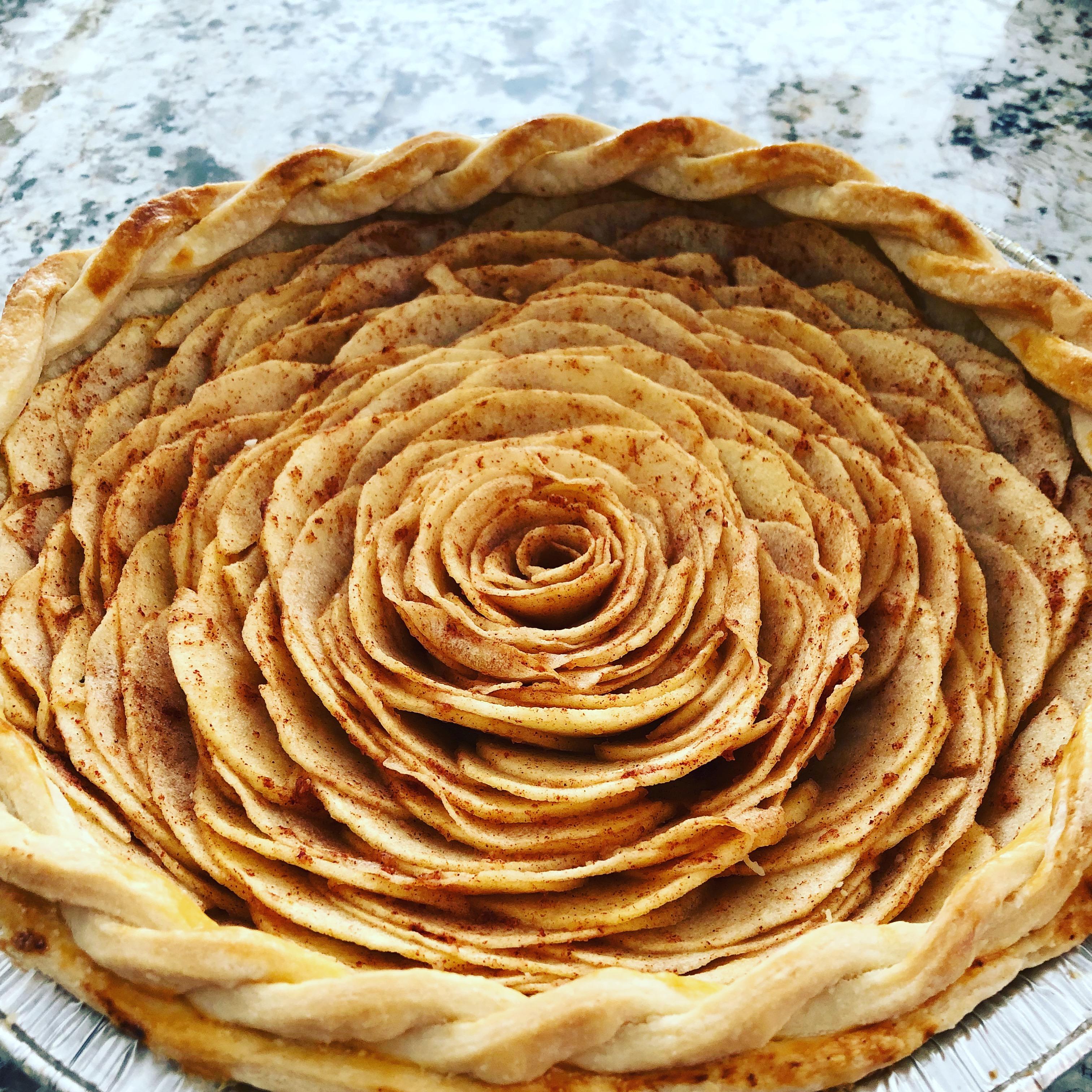 [Homemade] Rose apple pie (with no added sugar) r/food
