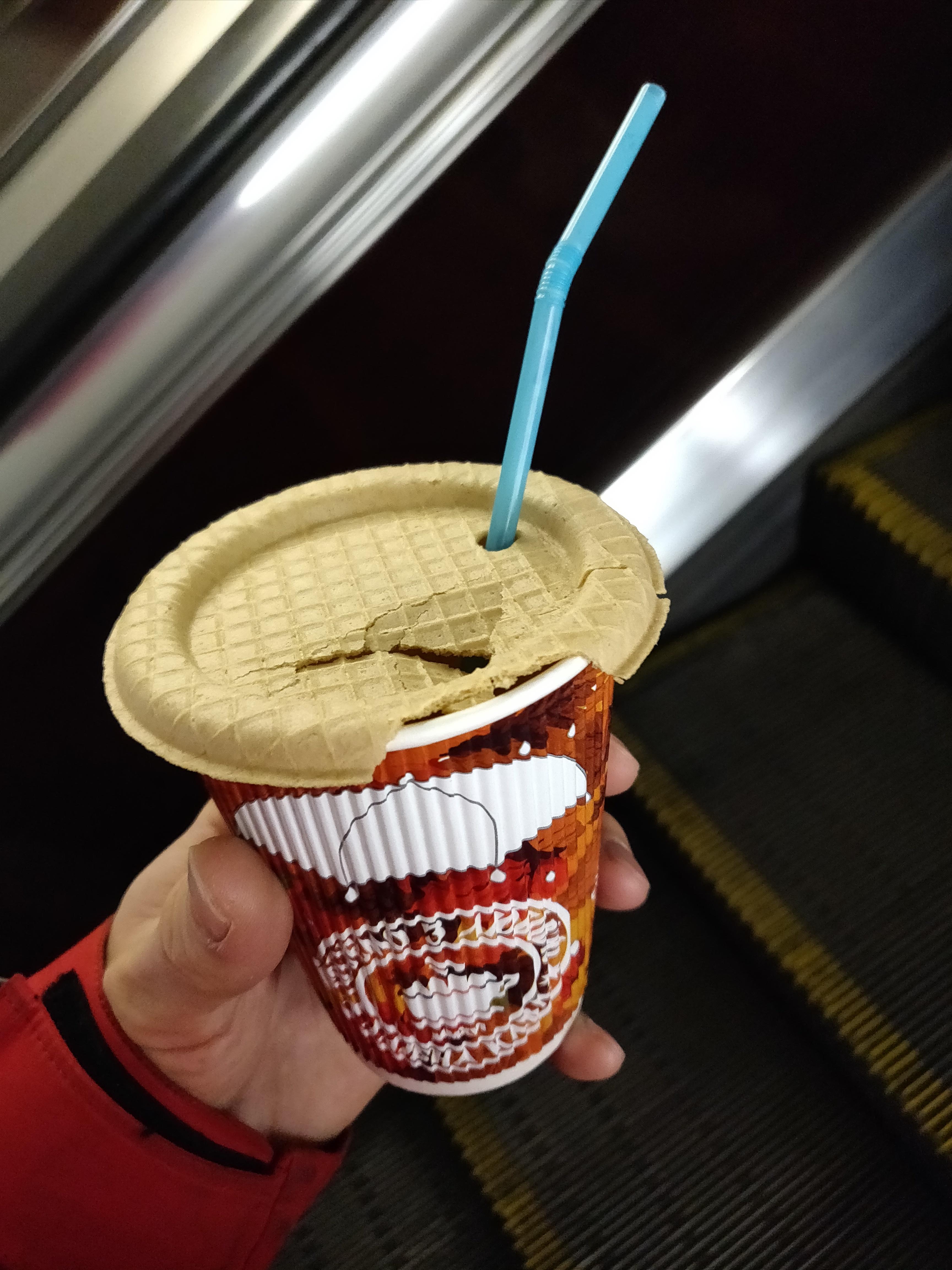 This coffee cup came with an edible lid r/mildlyinteresting