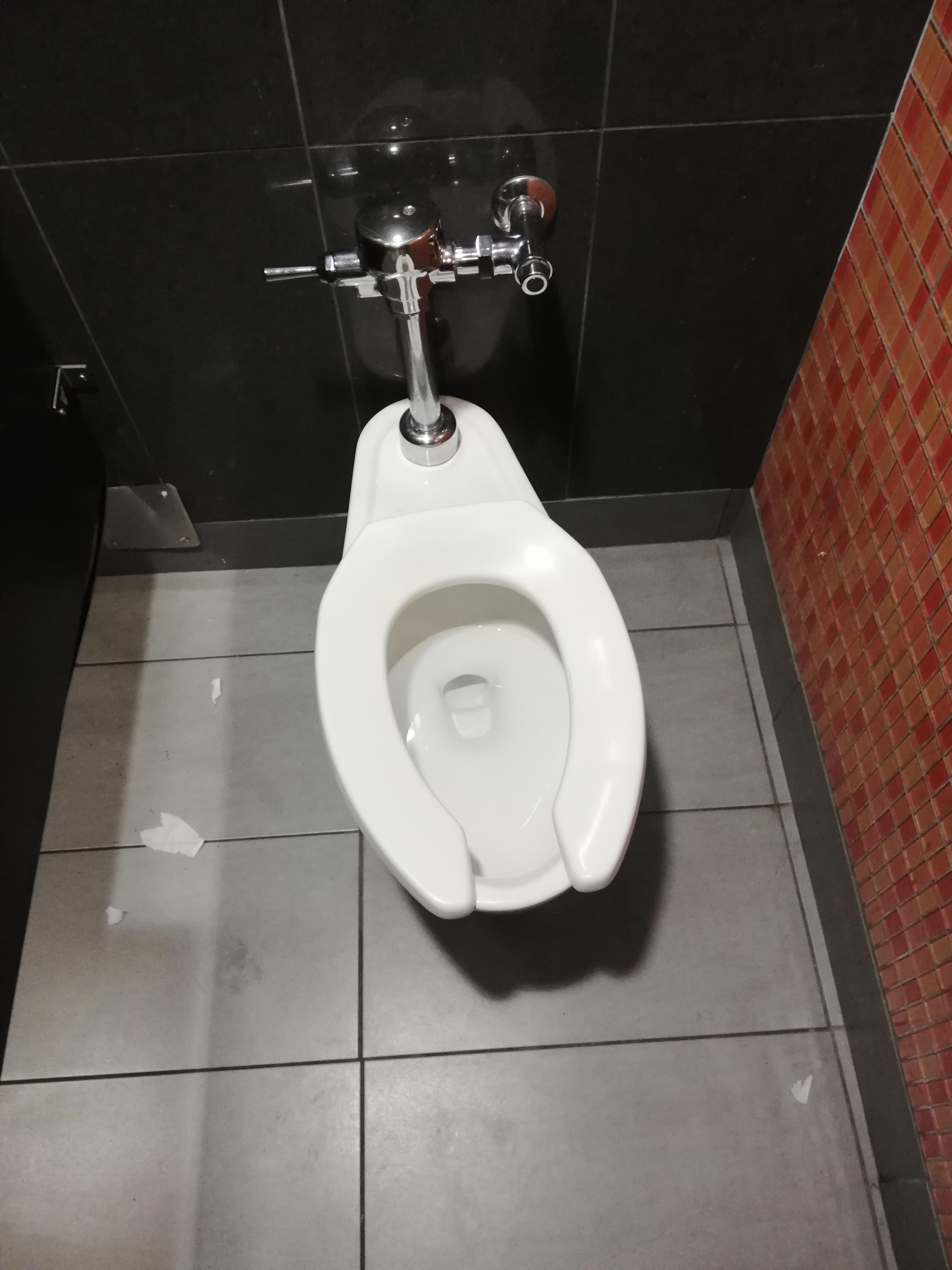 This crooked toilet r/mildlyinfuriating
