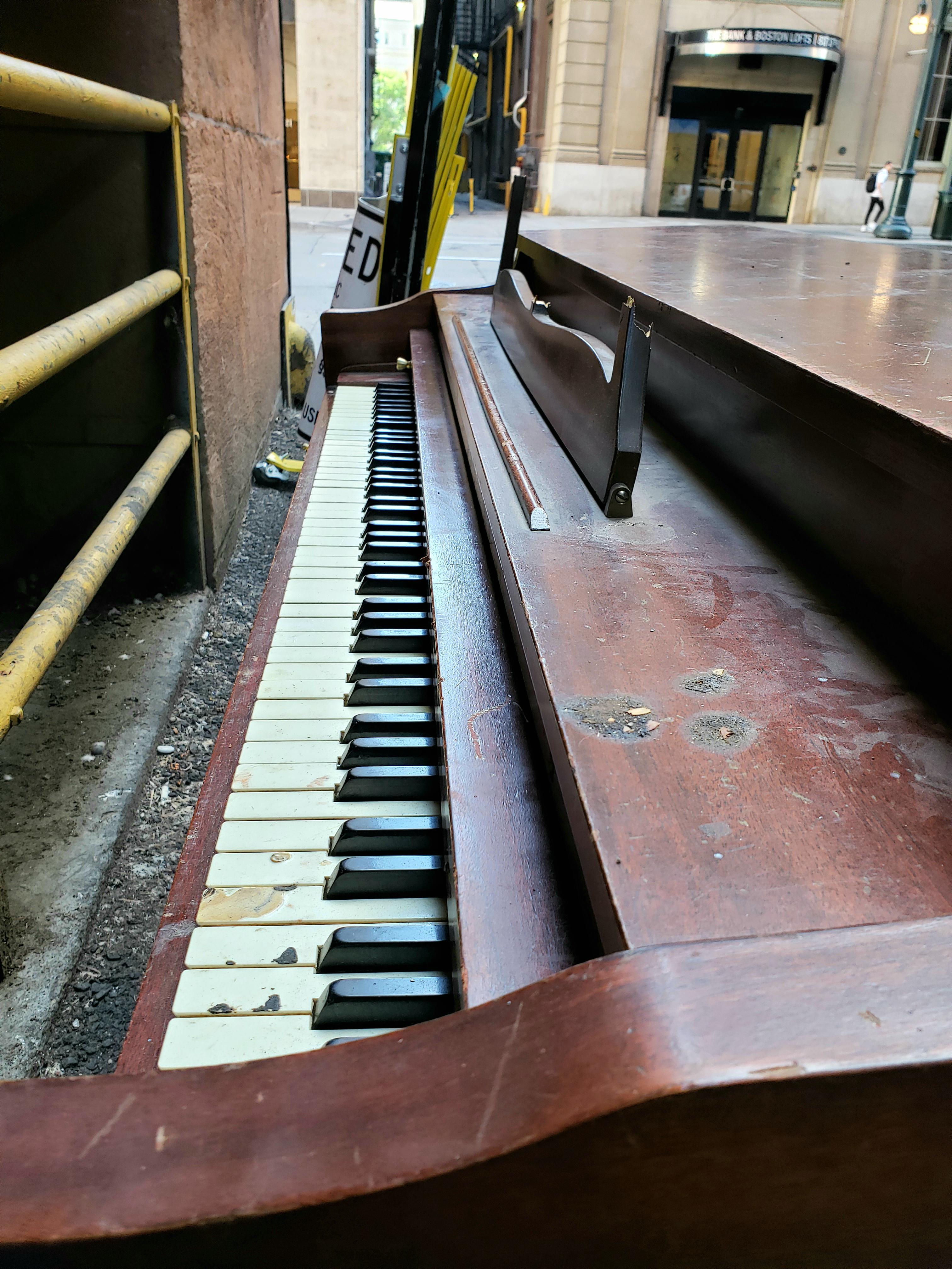 Anyone need a piano? In the alley at 17th and Champa r/Denver