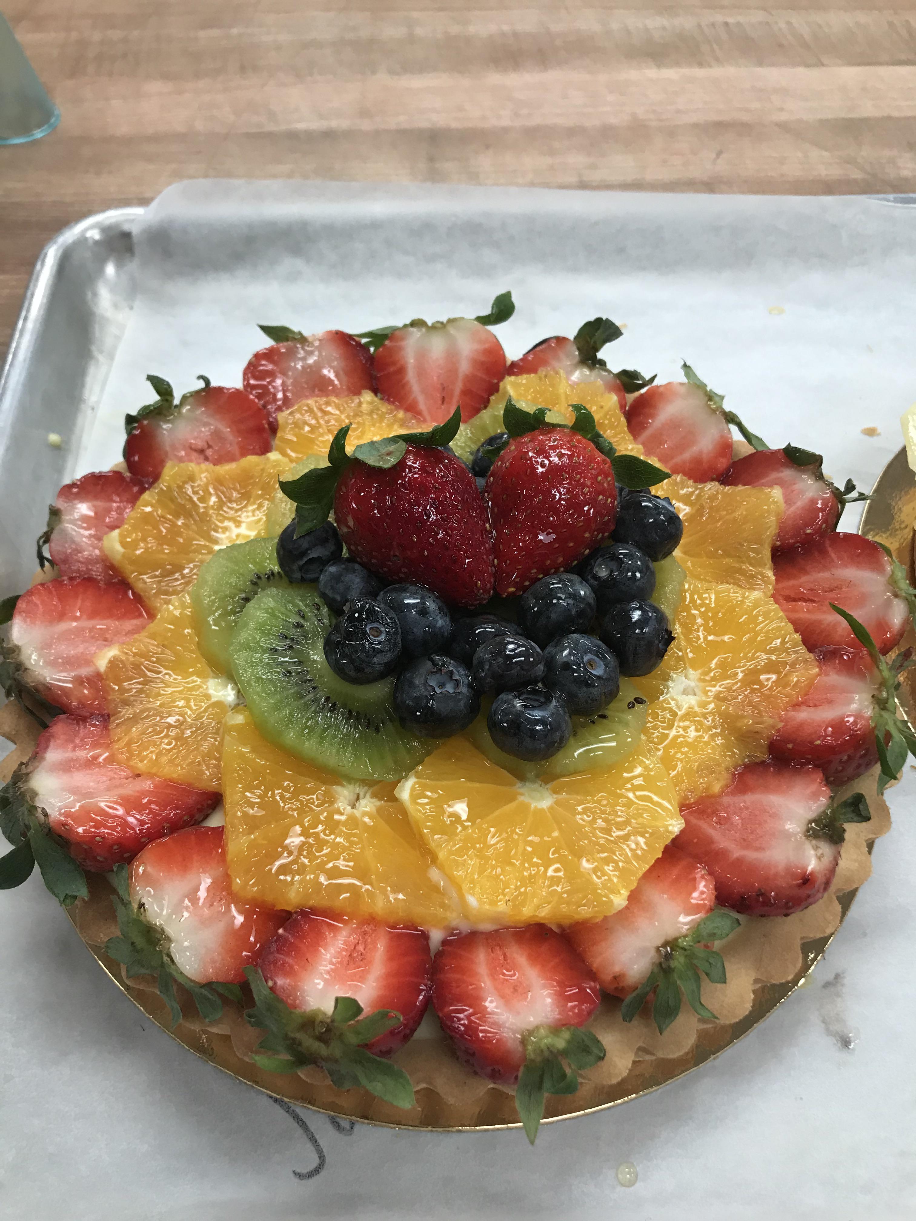 Fruit flan 🍓🍊🥝 (why is there no blueberry emoji?) r/Baking