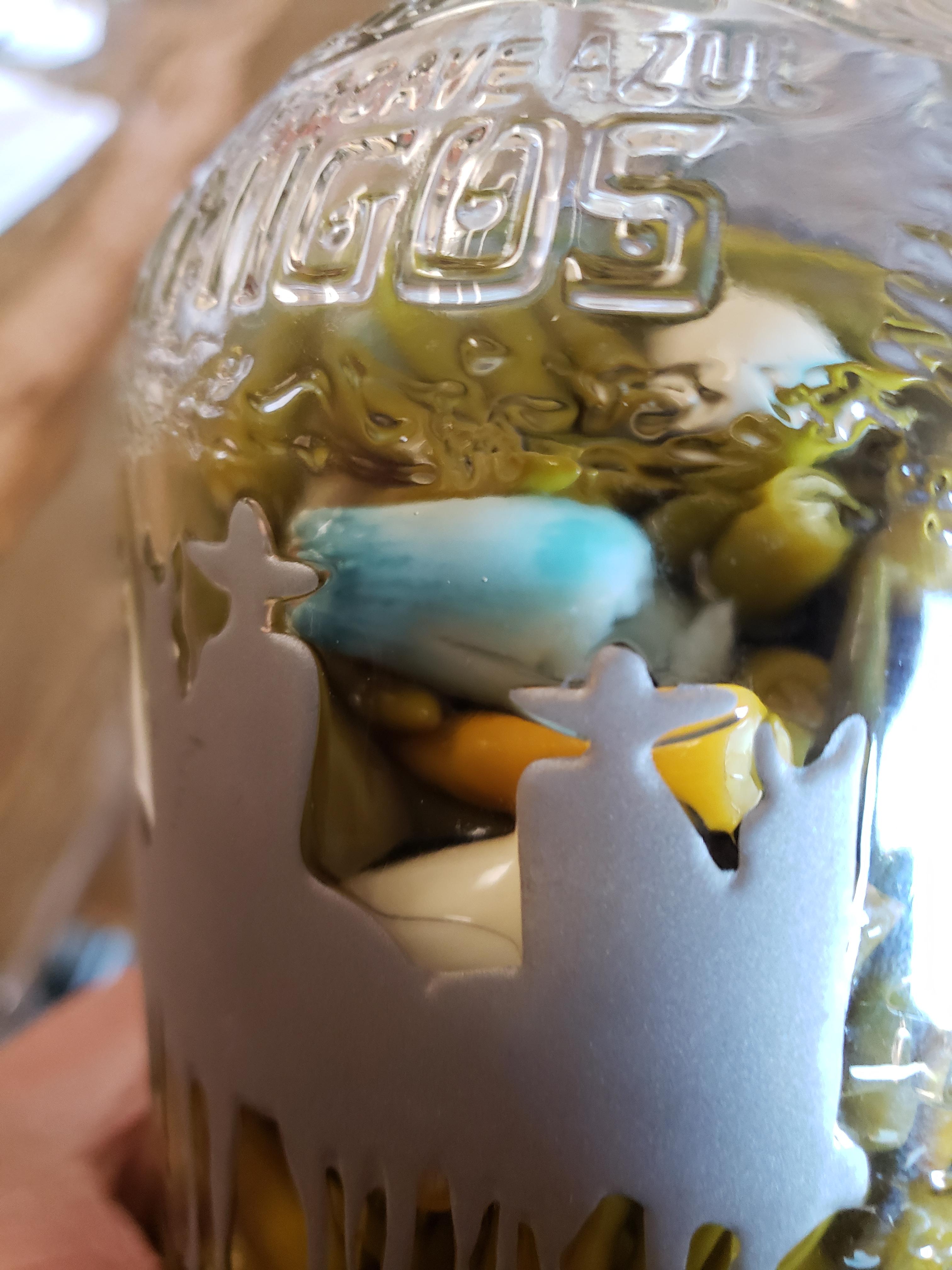 Garlic turns blue when pickled in Vinegar... r/mildlyinteresting