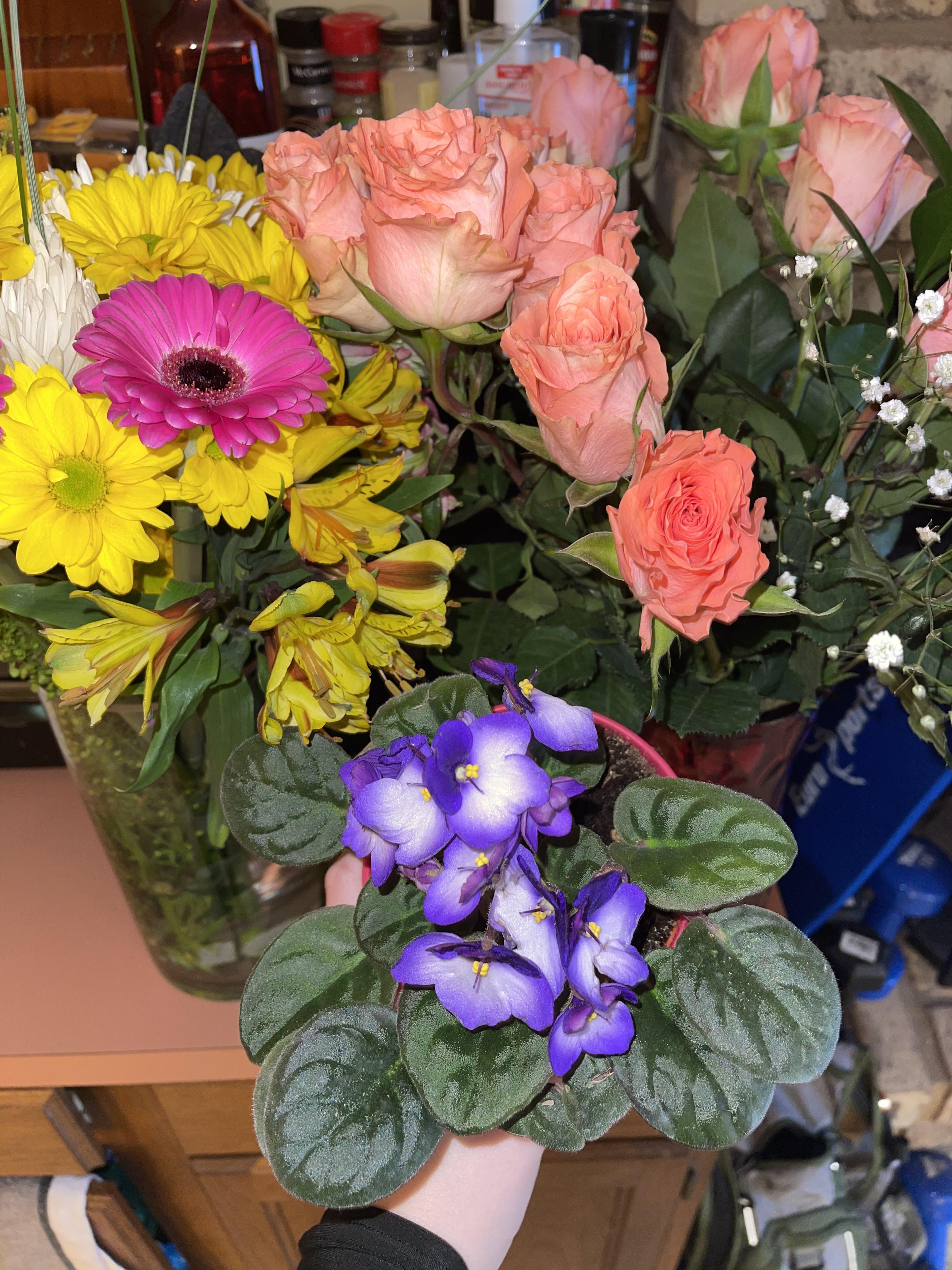My boyfriend surprised me with flowers after surgery today r/pics