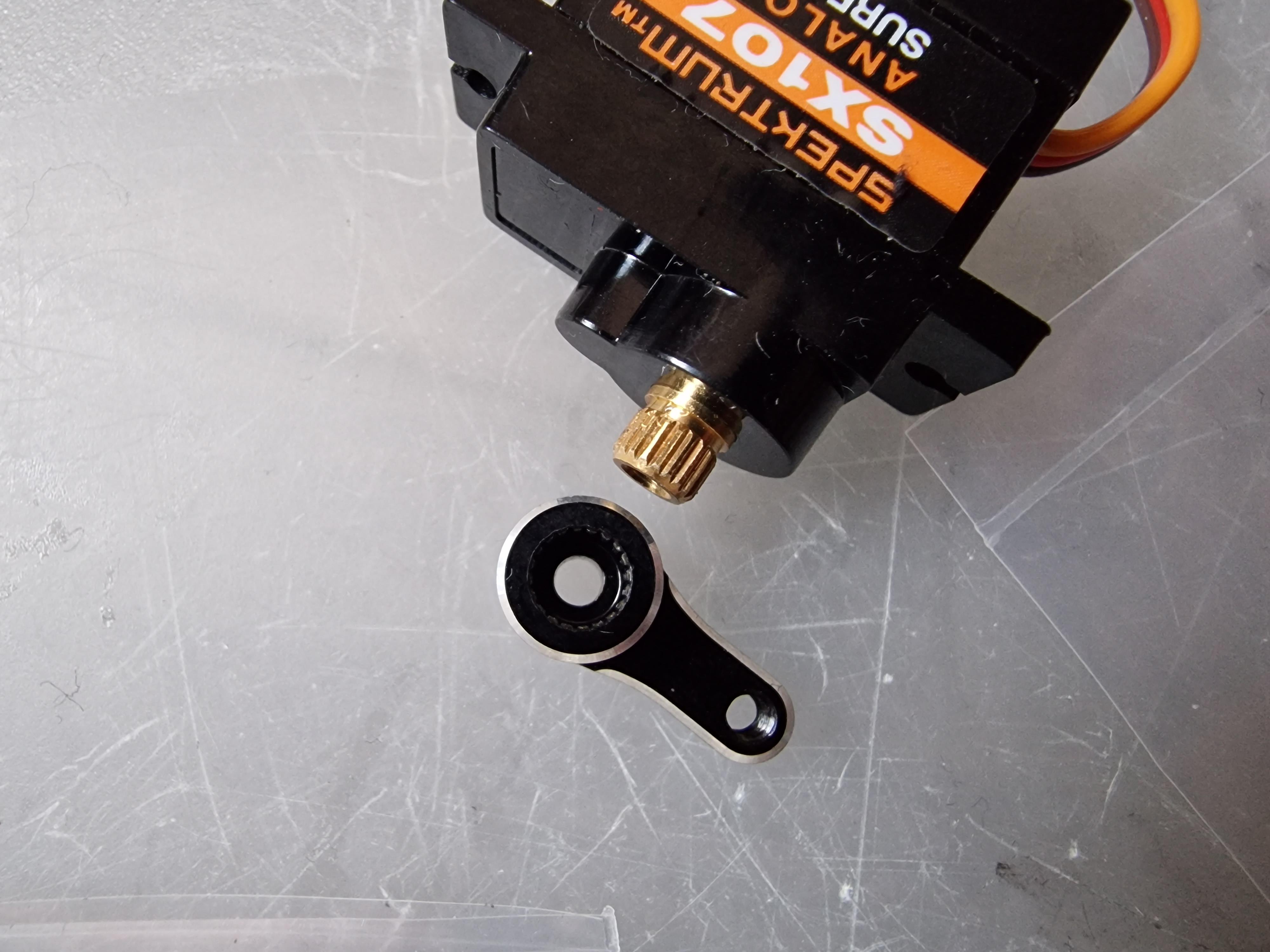 Mini b pro metal servo horn doesn't seem to fit SX107. The splines feel