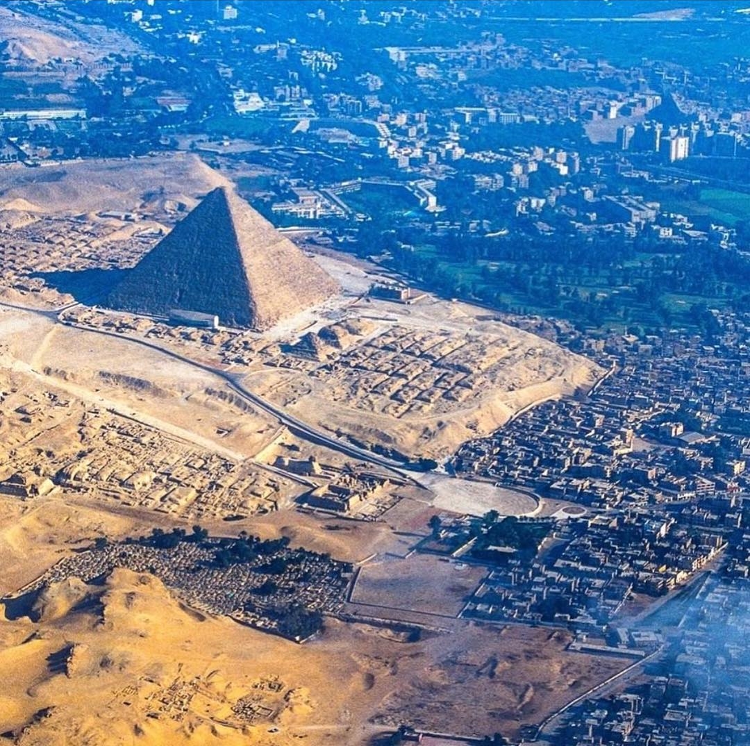 Where the ancient pyramids meet the city of Cairo r/BeAmazed