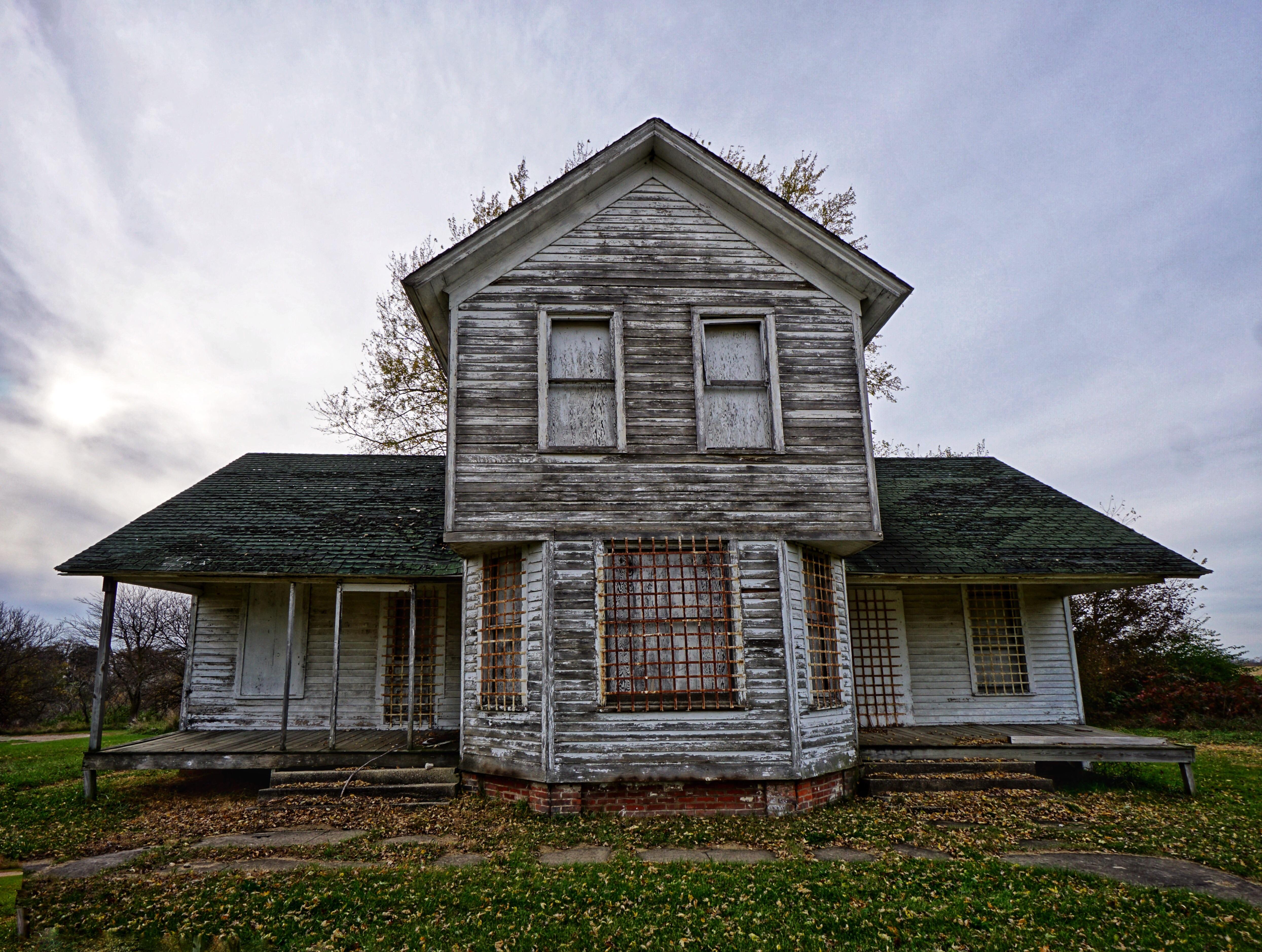 Abandoned house by the Hennepin Canal at Illinois. The canal is abandoned as well