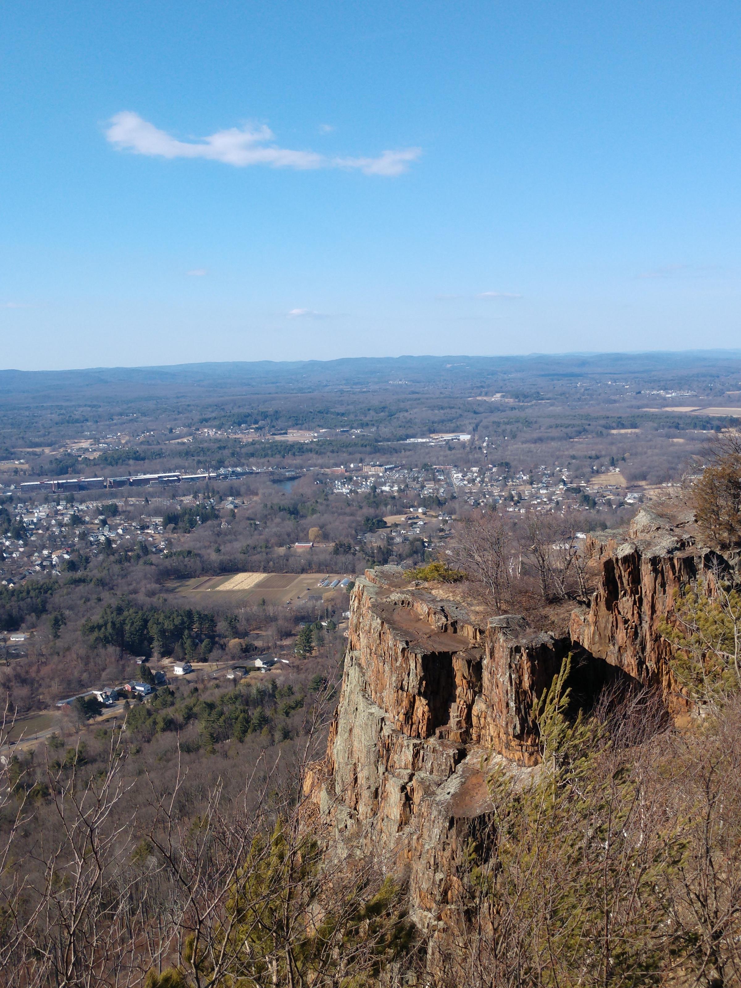 Cliff view from Mt Tom, Holywoke, MA, USA r/hiking