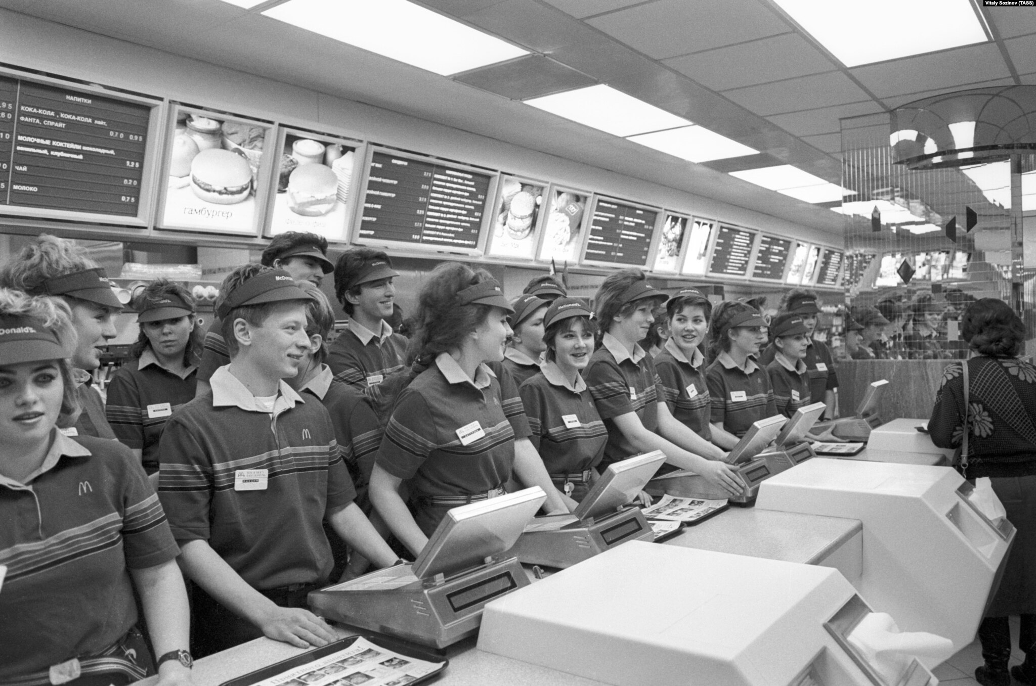 The busiest McDonald's in the world in Moscow, Russia, 1990 r