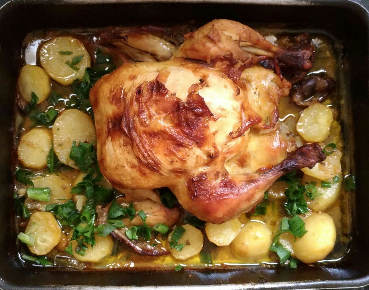 [Homemade] Whole roasted Chicken with Potatoes on the side r/food