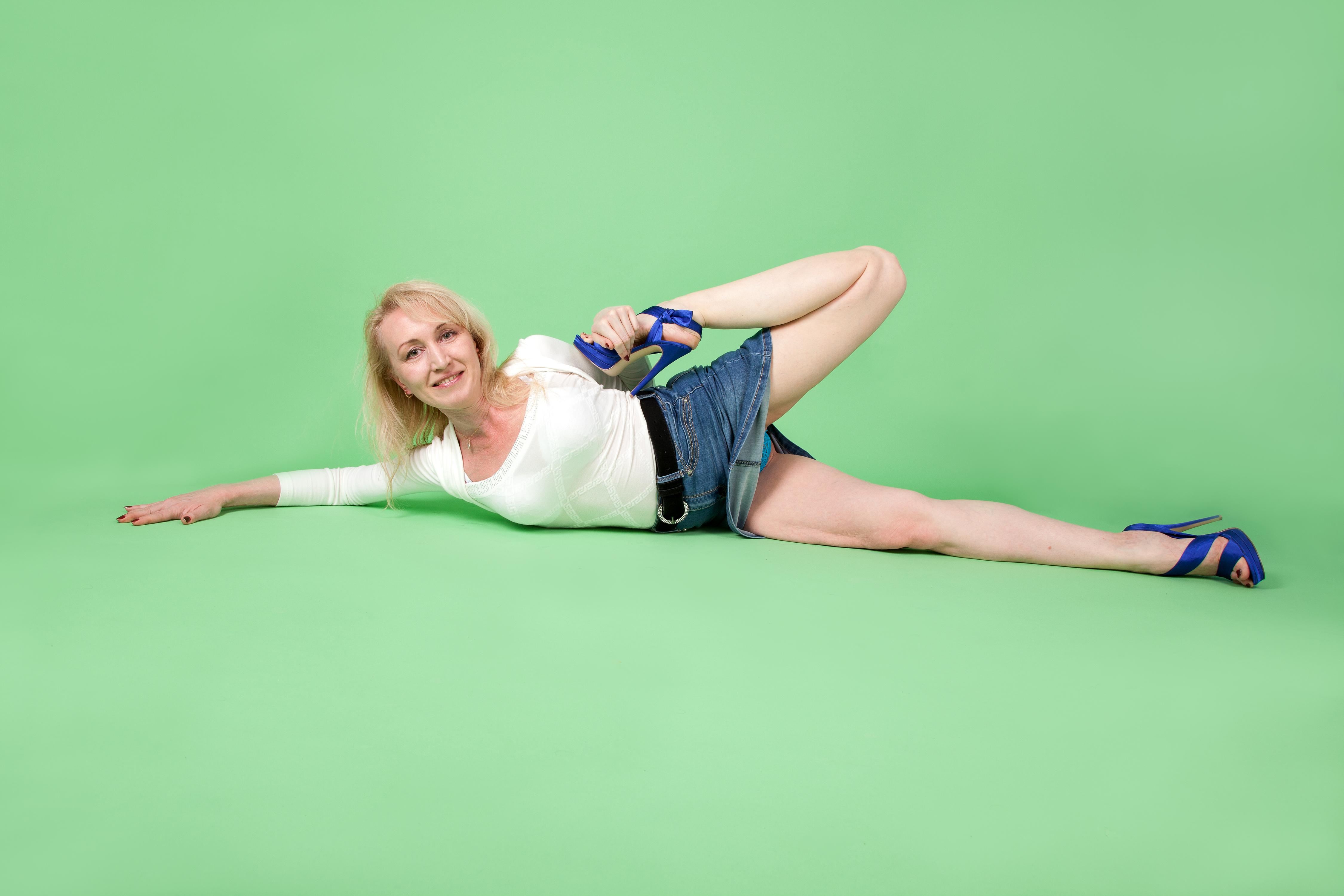 40+ and still flexible [MILF] miniskirt