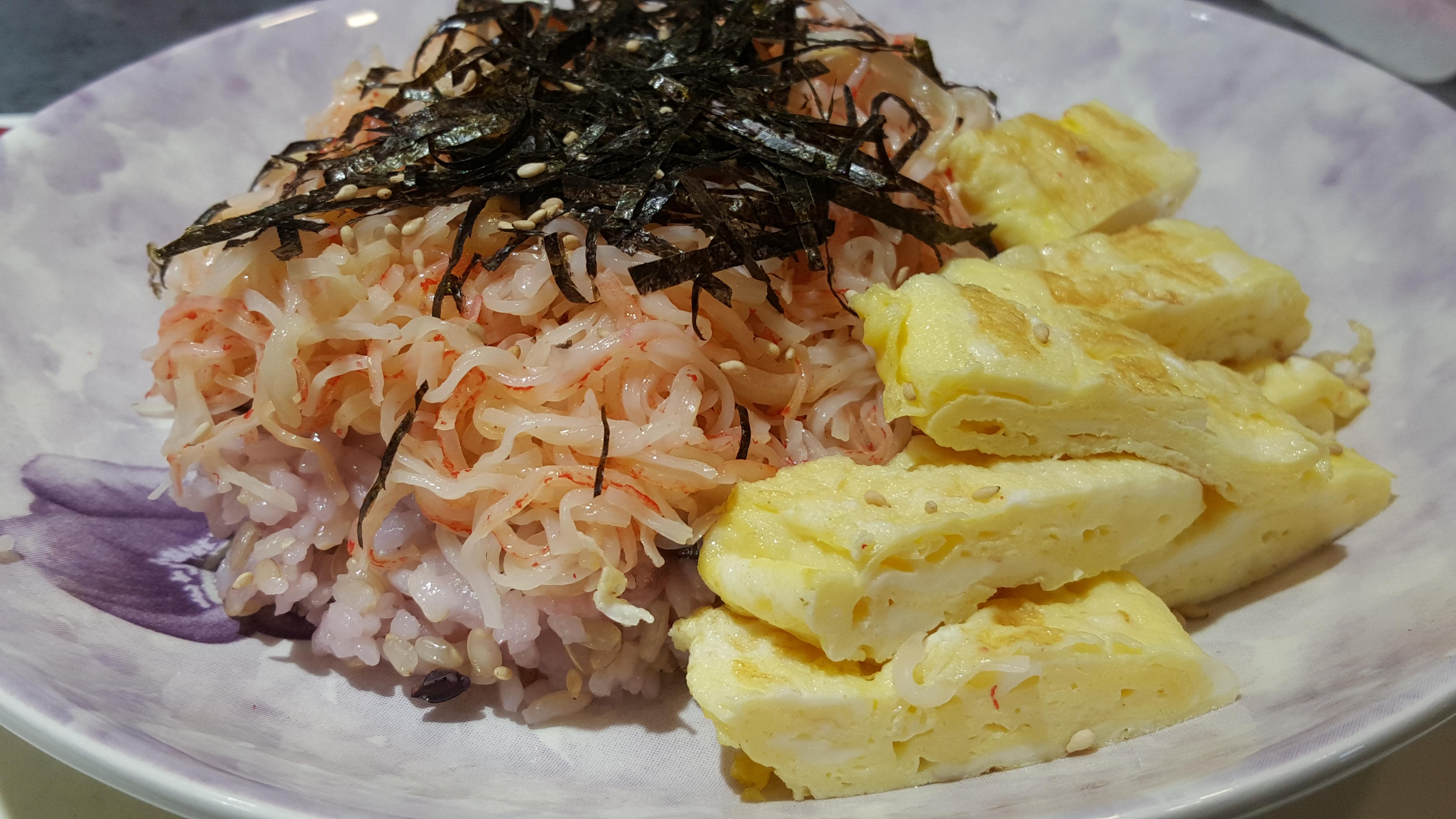 Crabmeat chirashi somewhat 🤔🍣 r/sushi