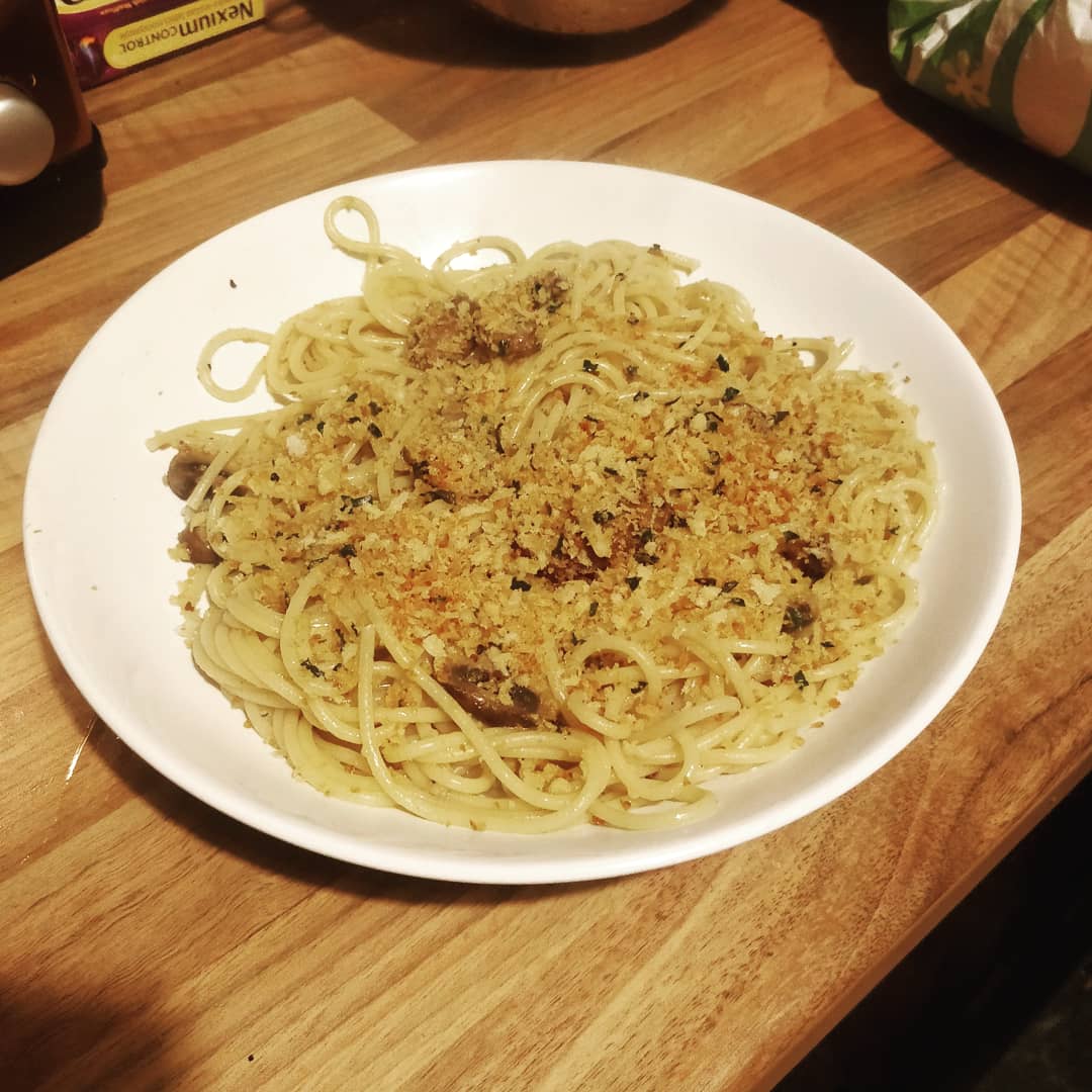 Vegan butter noodles with crunchy garlic breadcrumbs, simple but real
