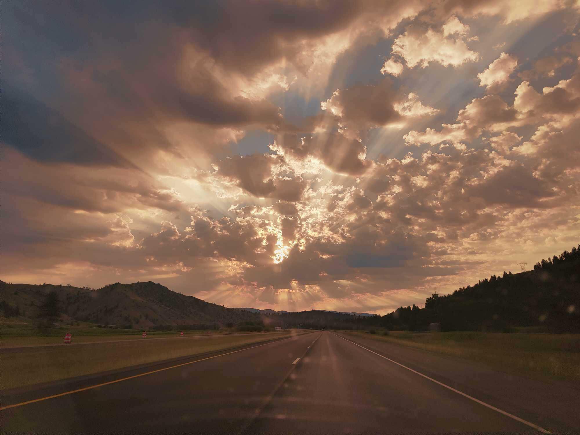 Amazing sunrise in Montana (OC) r/MostBeautiful